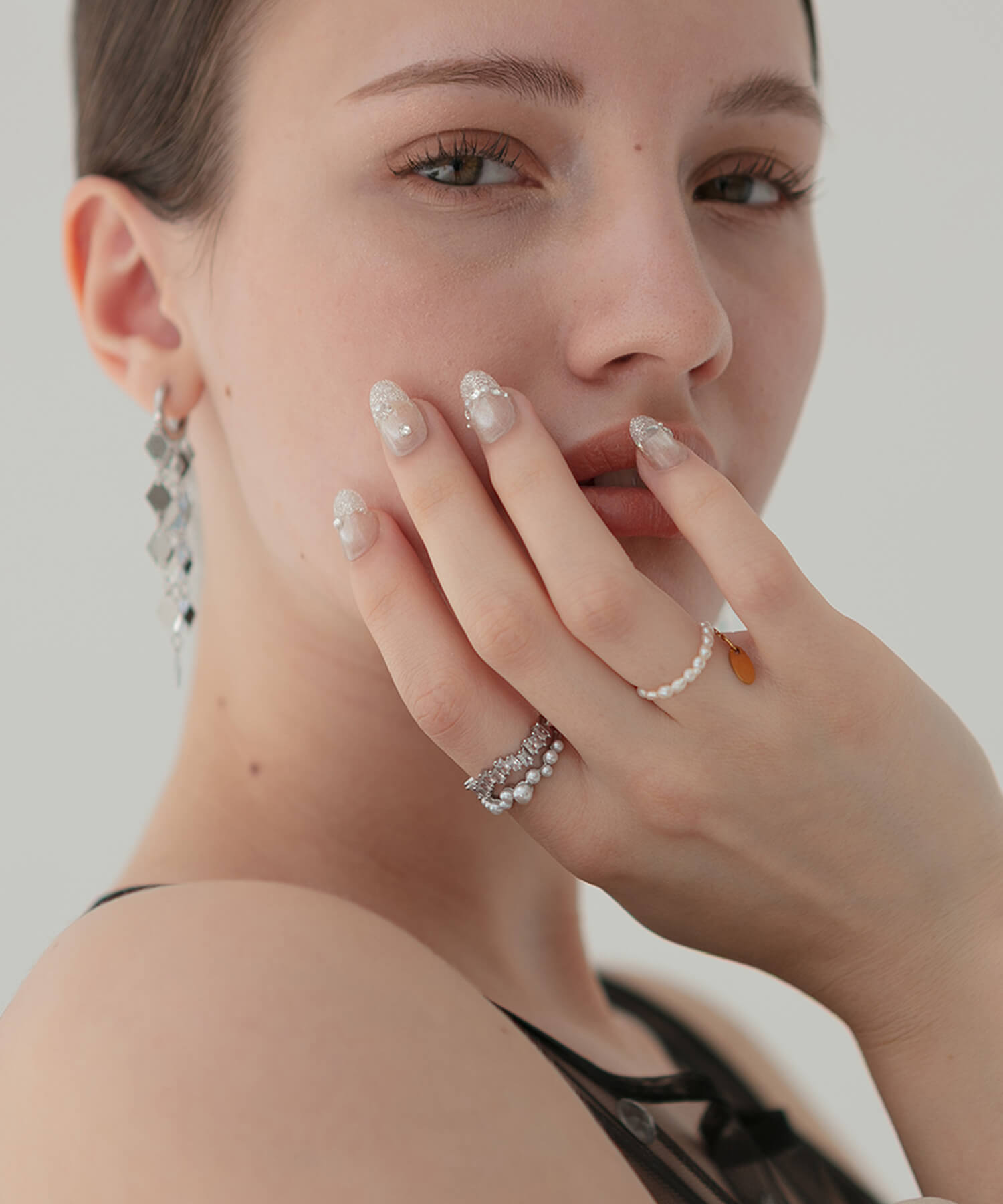 【当日発送】水光ネイルホワイトマグネットシルバーラメフレンチストーンパールオーバルネイルチップ