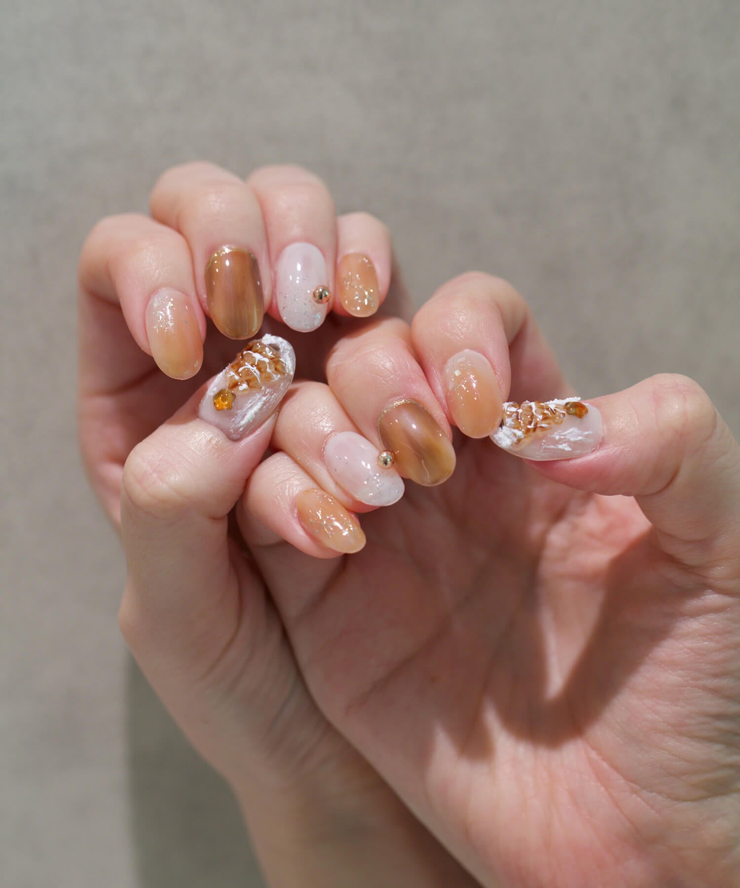 【当日発送】水光ネイルホワイトブラウンニュアンスツリーアートクリスマスオーバルネイルチップ