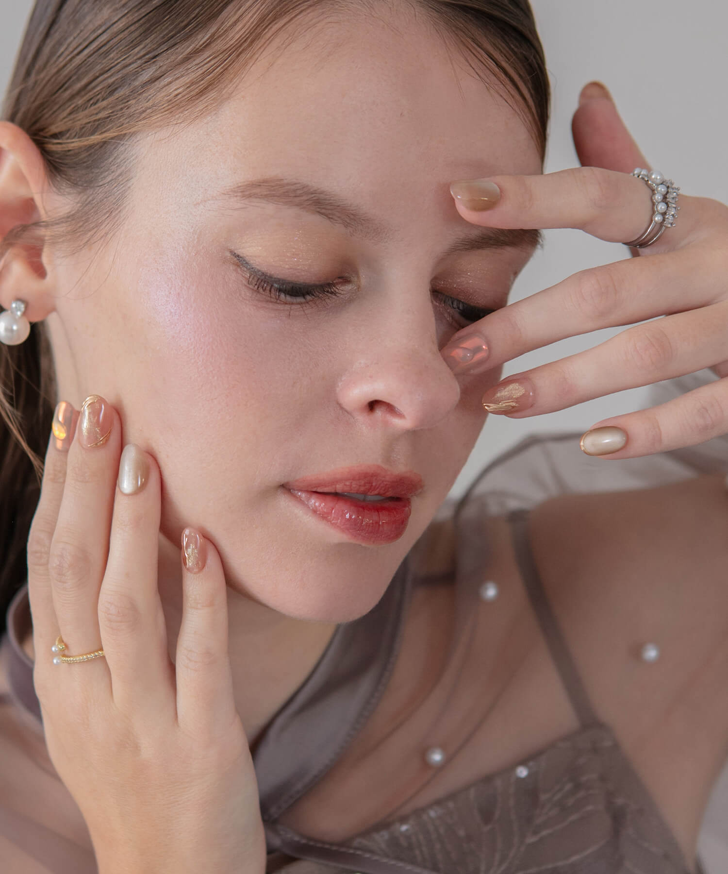 【当日発送】水光ネイルピンクニュアンスマグネットゴールドミラーアートショートオーバルネイルチップ