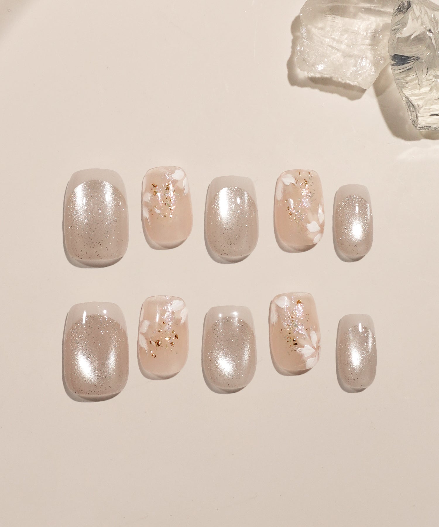 【COMING SOON】水光ネイルベージュマグネットブロッサムアートフレンチショートスクエアネイルチップ