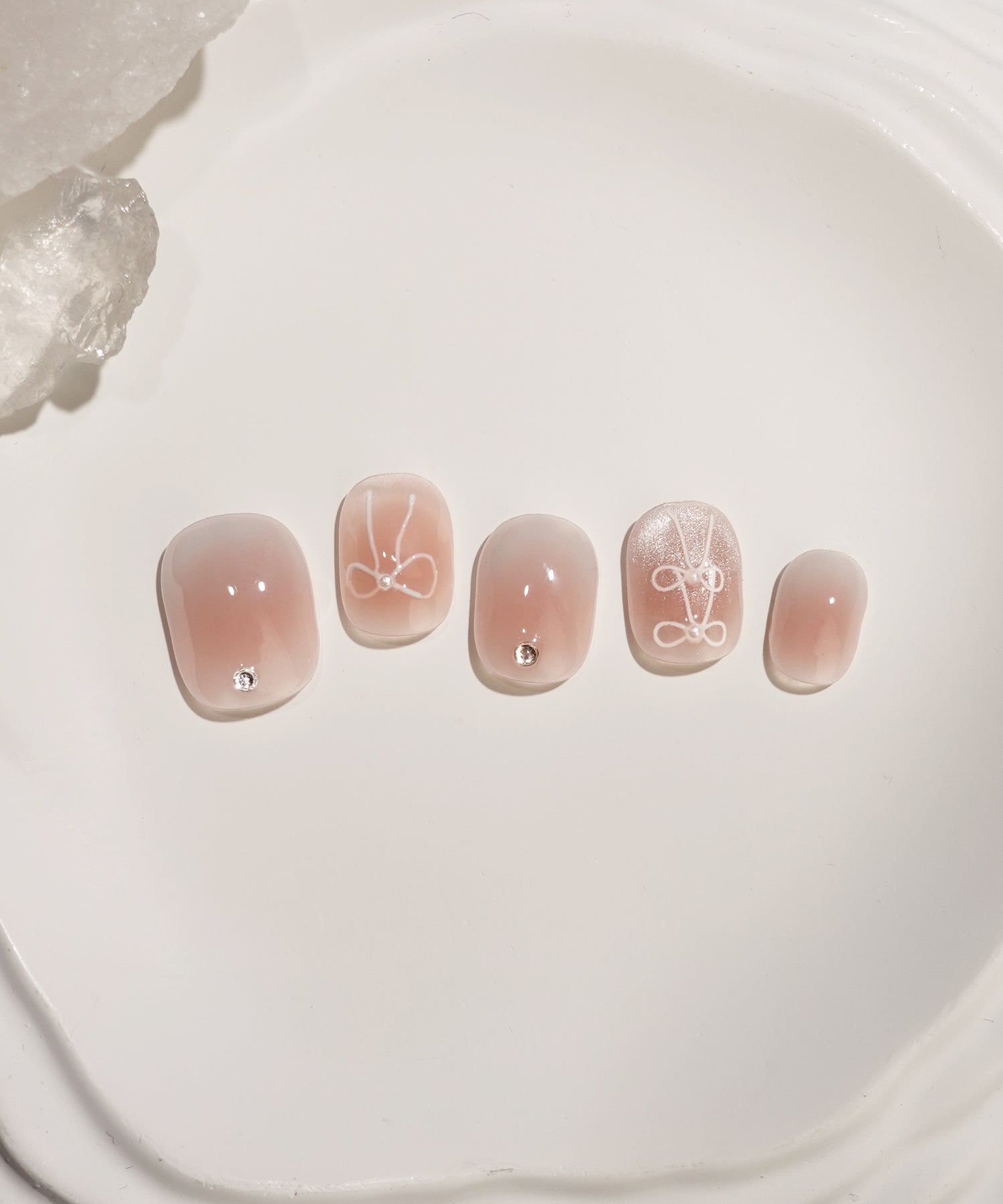 【当日発送】水光ネイルピンクチークリボンアートシルバーストーンショートラウンドネイルチップ