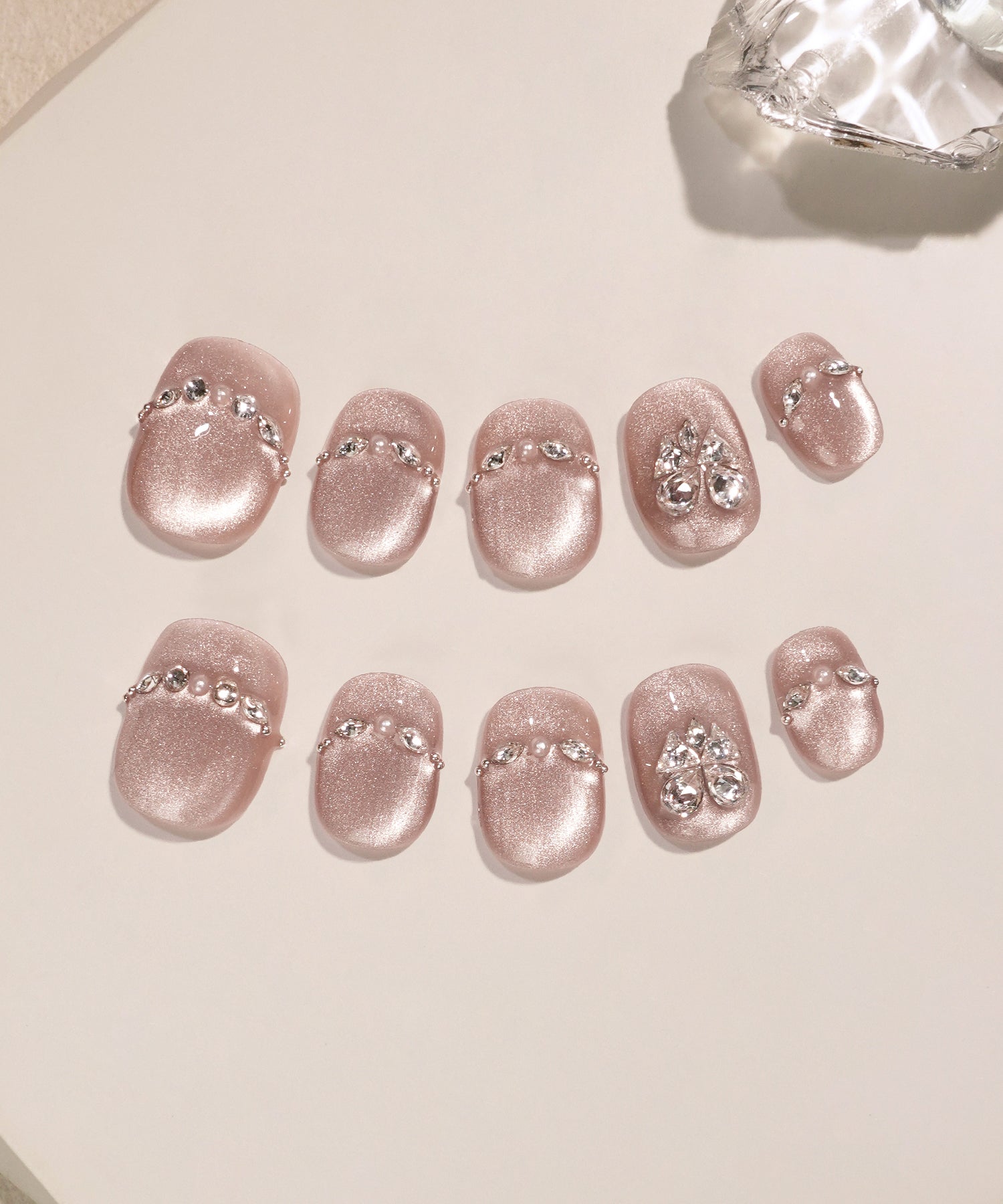 【COMING SOON】水光ネイルピンクマグネットシルバーストーンショートラウンドネイルチップ