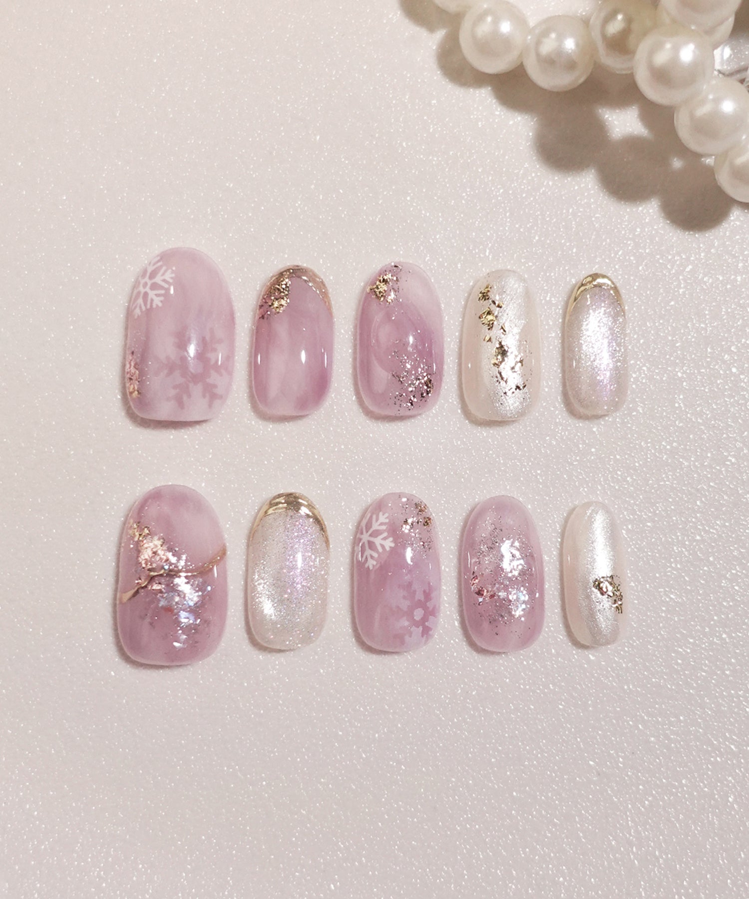 【当日発送】水光ネイルピンクホワイトスノーデザインゴールドミラーホイルオーバルネイルチップ