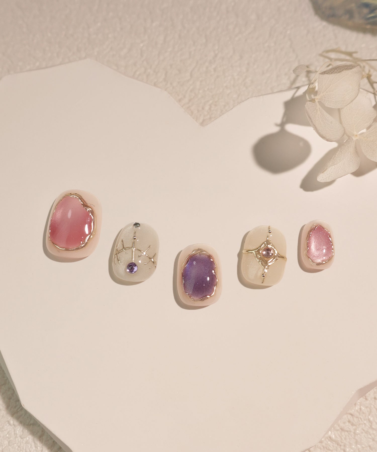 【当日発送】水光ネイルホワイトベースエスニックデザインニュアンスショートラウンドネイルチップ