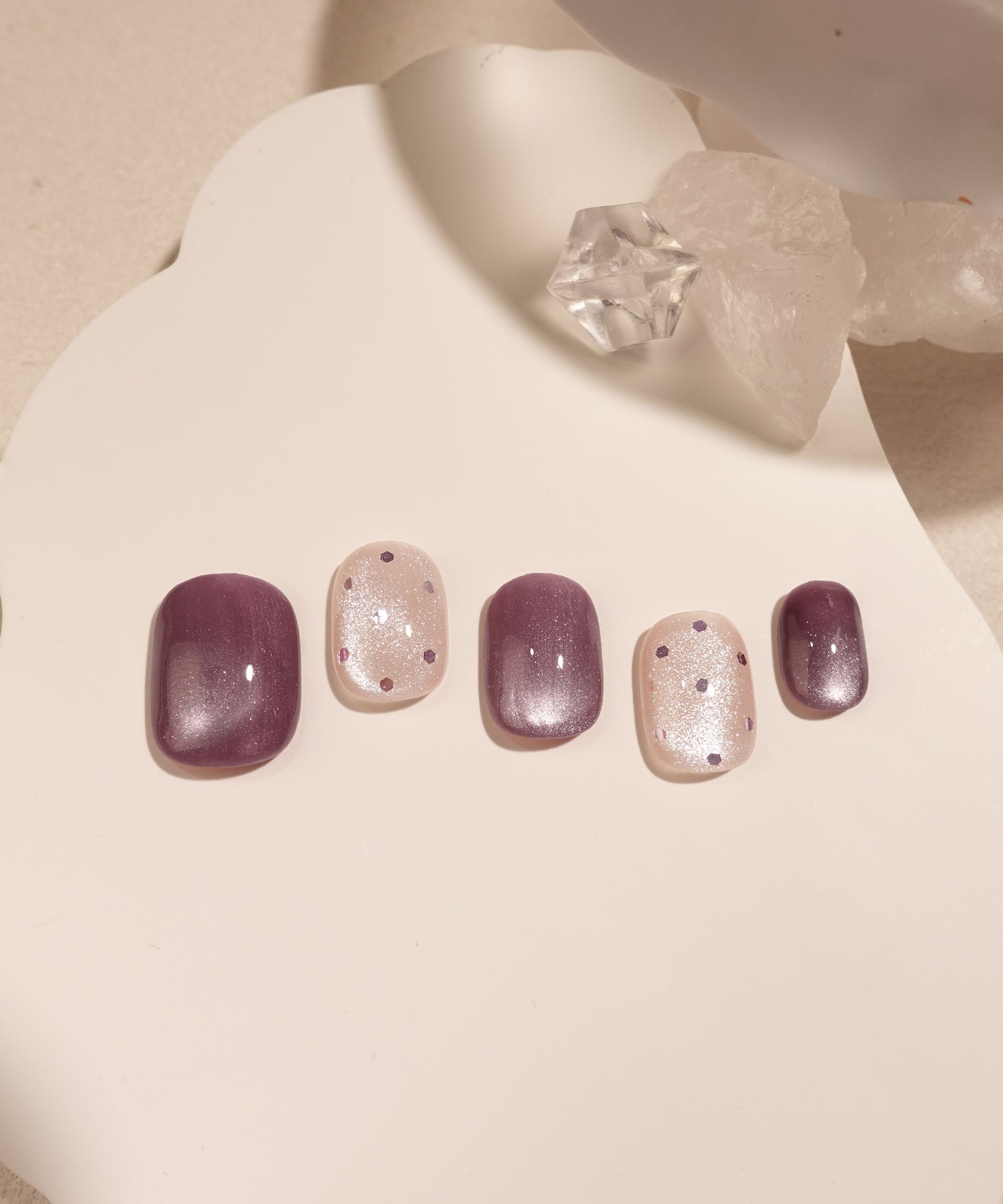 【COMING SOON】水光ネイルパープルマグネットドットホロニュアンスショートラウンドネイルチップ