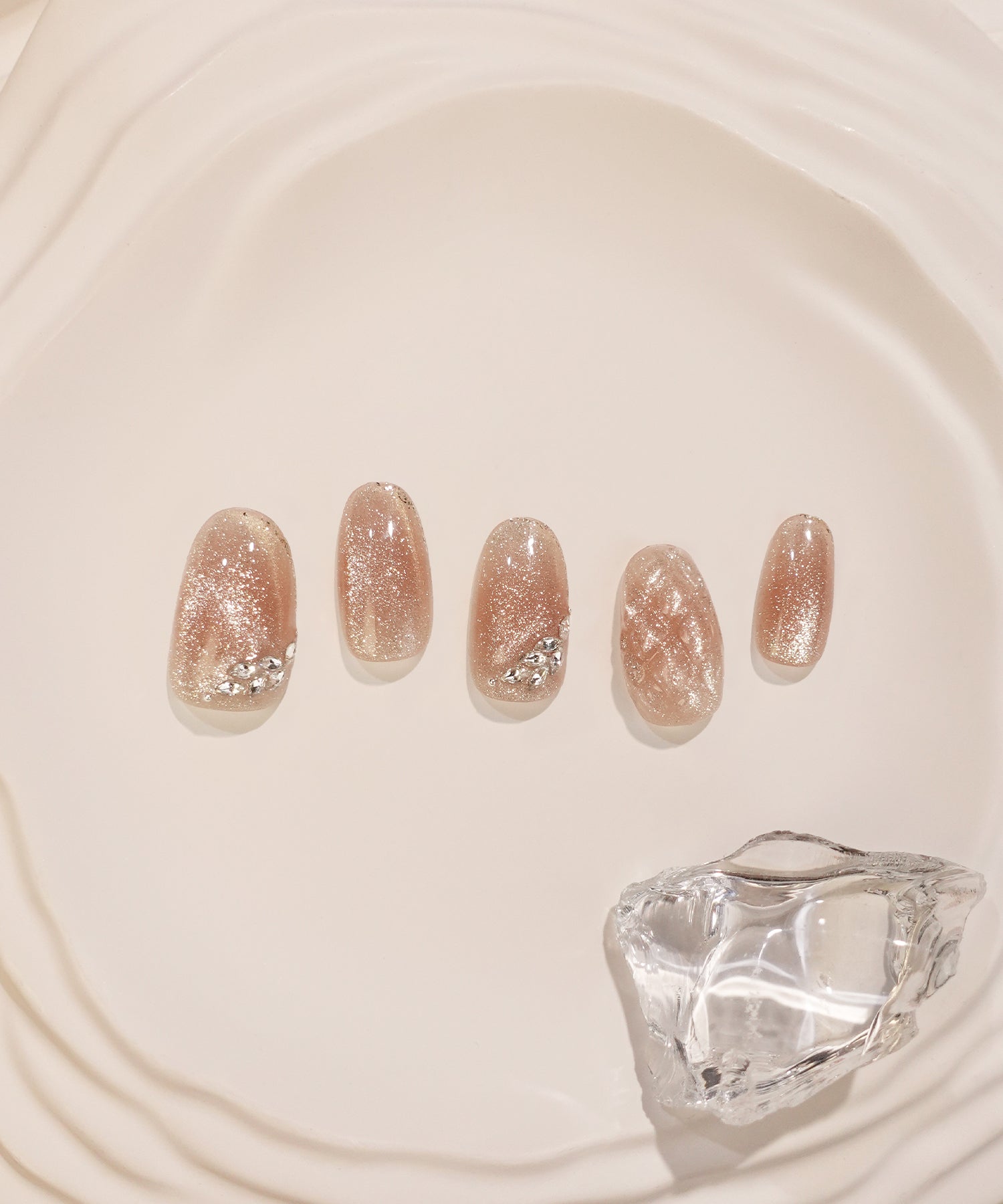 水光ネイルピンクラメマグネット3Dキルティングデザインストーンオーバルネイルチップ