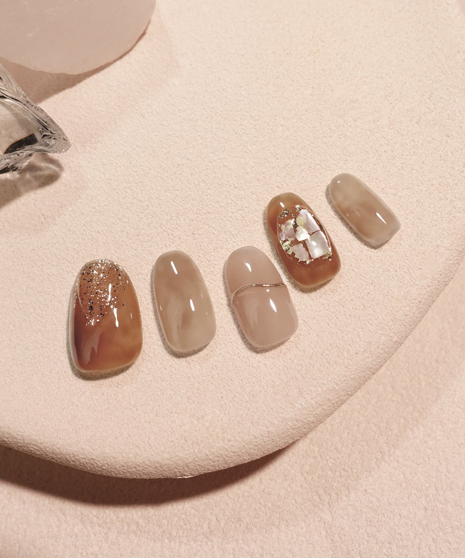 水光ネイルブラウンニュアンスゴールドミラーラインシェルホイルオーバルネイルチップ