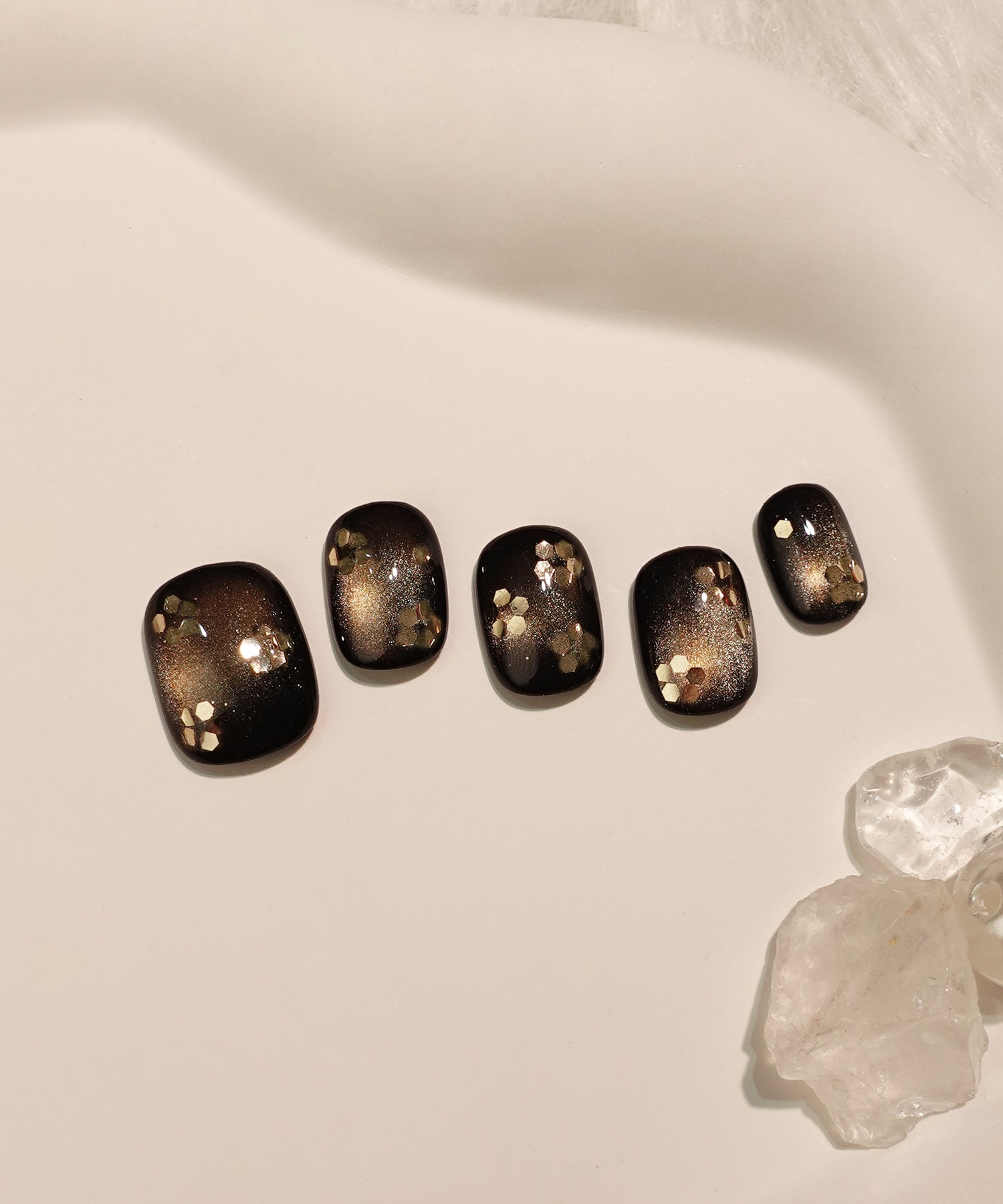 【COMING SOON】水光ネイルブラックゴールドマグネットフラワーライクアシンメトリーデザインショートラウンドネイルチップ