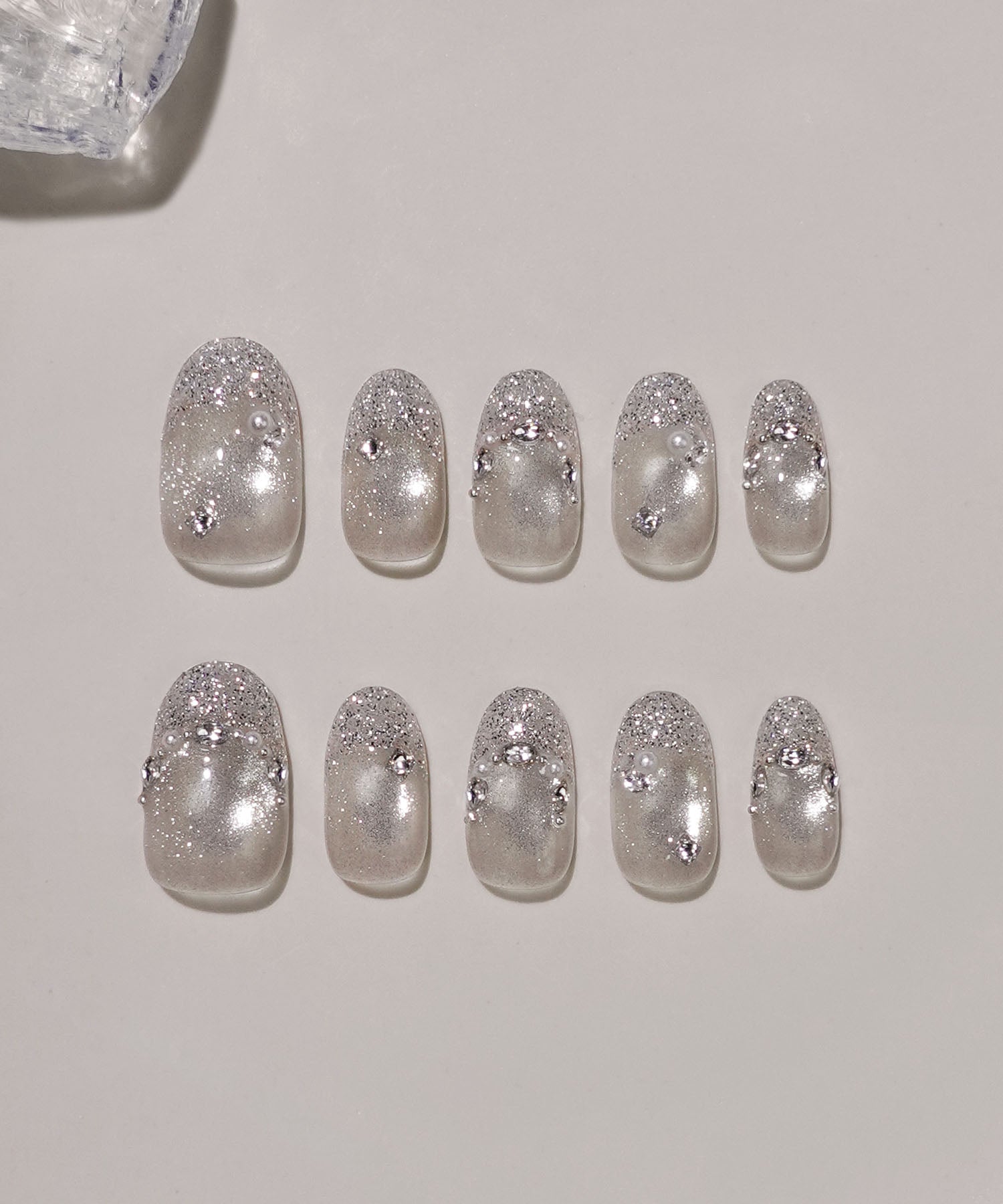 【当日発送】水光ネイルホワイトマグネットシルバーラメフレンチストーンパールオーバルネイルチップ