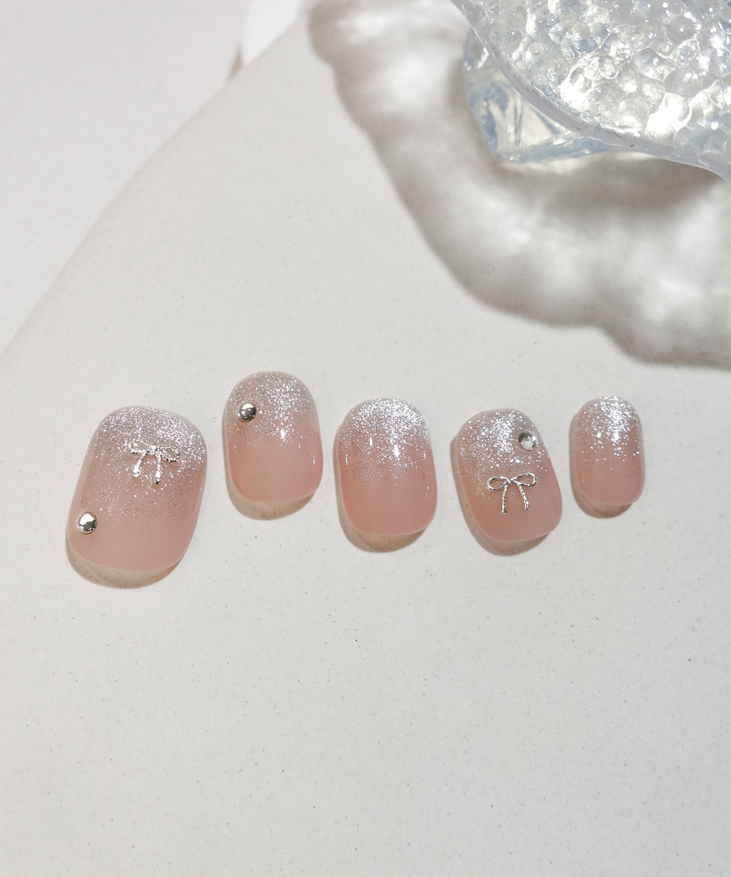 【当日発送】水光ネイルピンクベースシルバーラメグラデーションリボンパーツショートラウンドネイルチップ