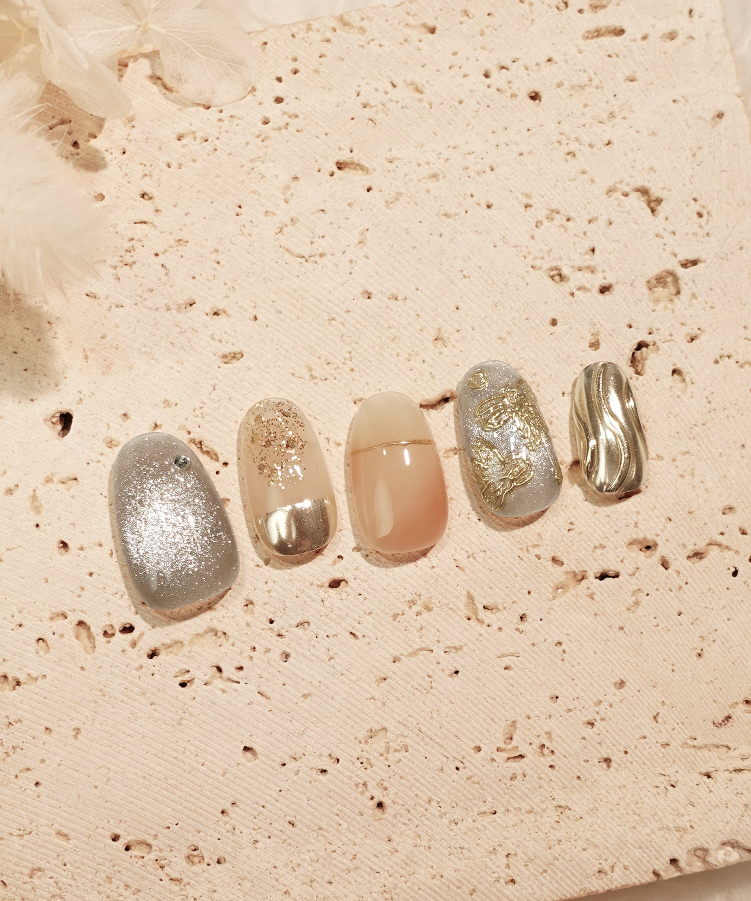 【COMING SOON】水光ネイルグレーマグネットゴールドフラワーニュアンスデザインオーバルネイルチップ