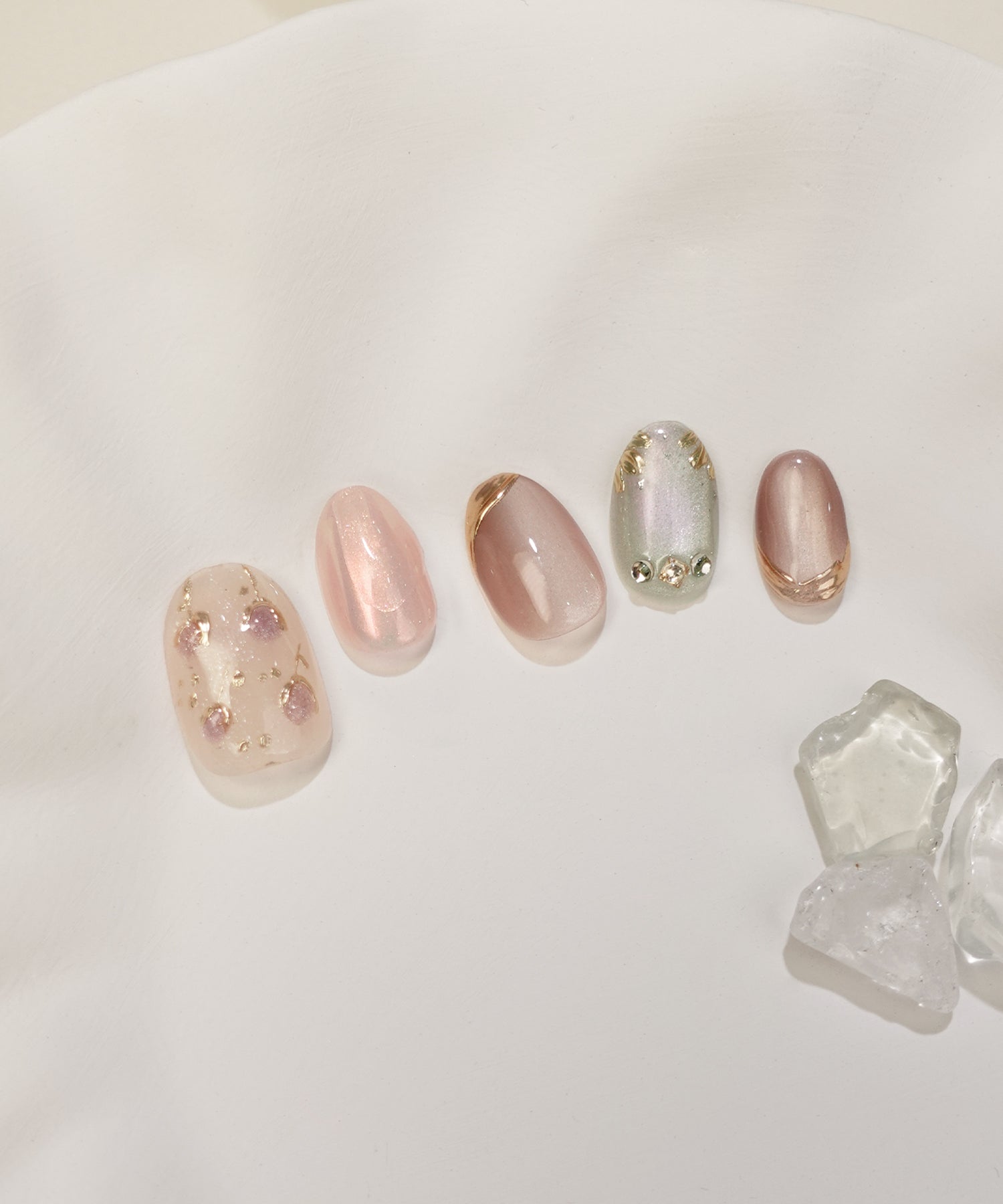 【当日発送】水光ネイルパープルマグネットアイボリーニュアンスフラワーゴールドミラーラインストーンオーバルネイルチップ