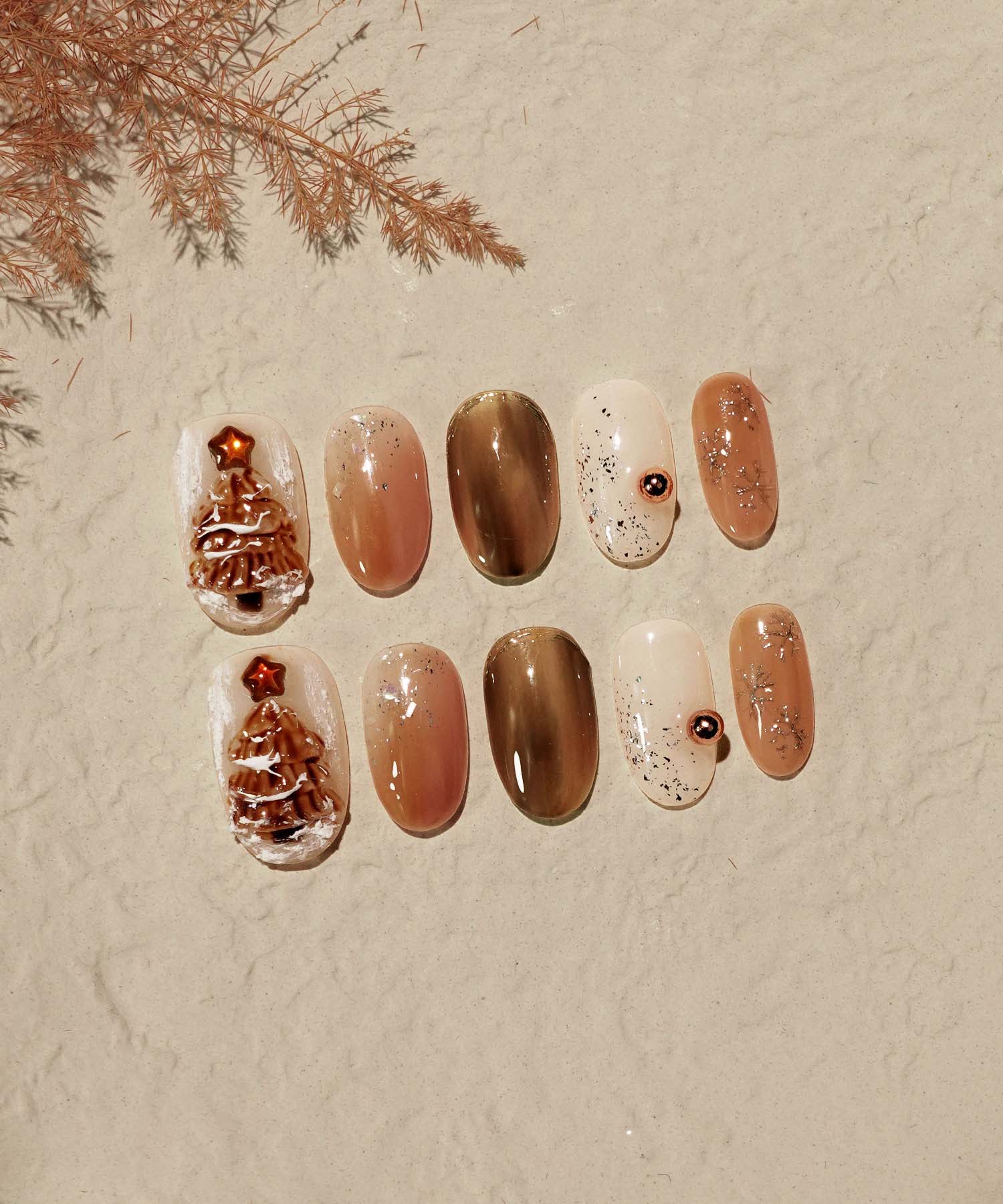 【当日発送】水光ネイルホワイトブラウンニュアンスツリーアートクリスマスオーバルネイルチップ