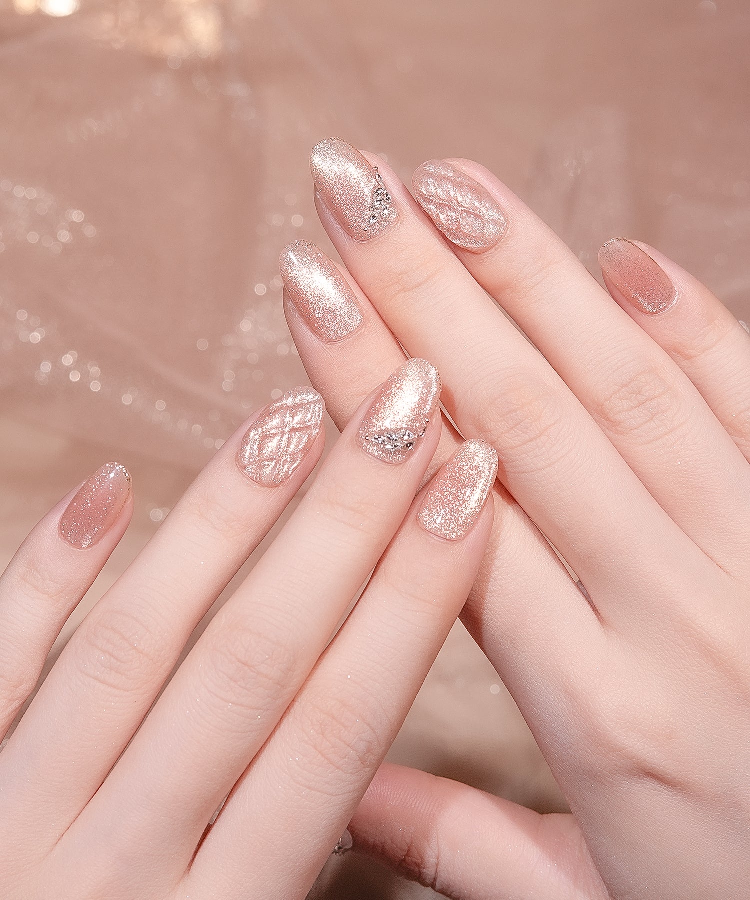 水光ネイルピンクラメマグネット3Dキルティングデザインストーンオーバルネイルチップ