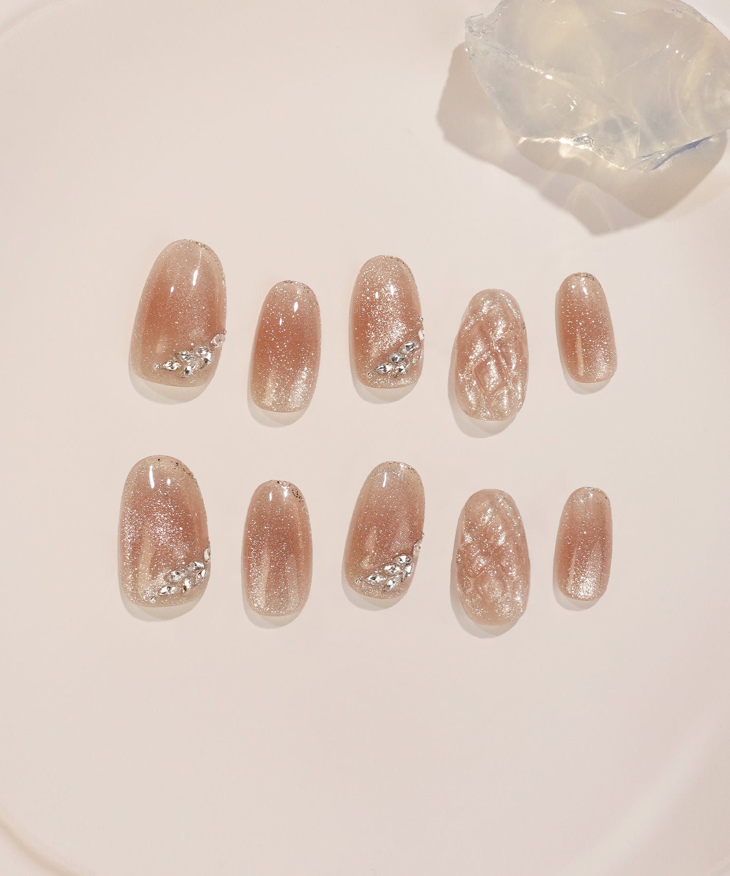 水光ネイルピンクラメマグネット3Dキルティングデザインストーンオーバルネイルチップ