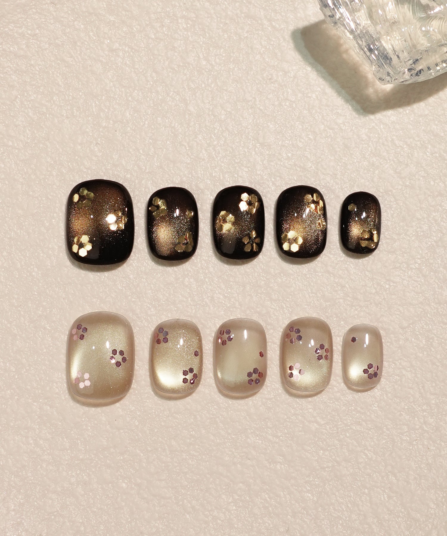 【COMING SOON】水光ネイルブラックゴールドマグネットフラワーライクアシンメトリーデザインショートラウンドネイルチップ