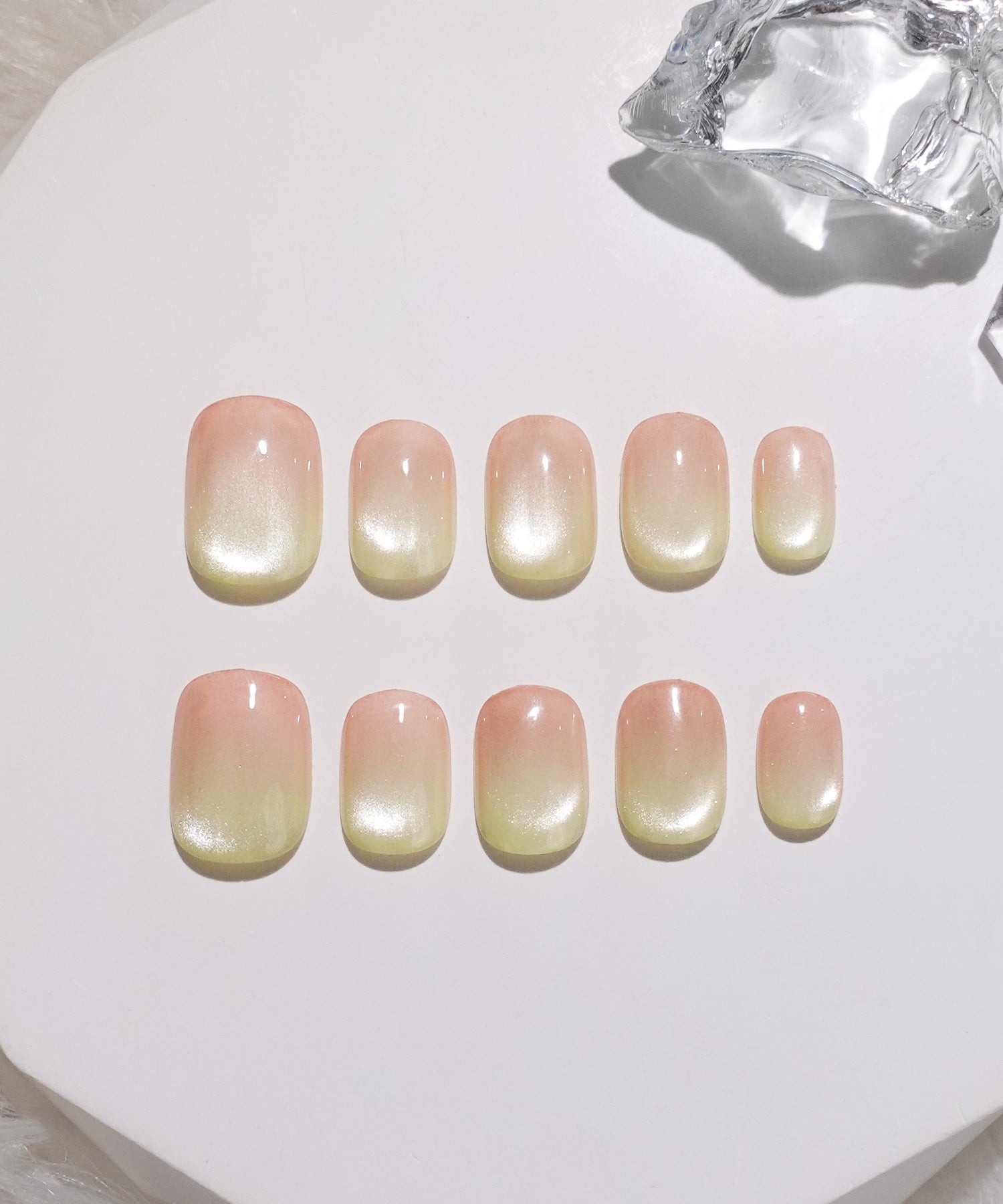 【当日発送】水光ネイルピンクグリーングラデーションホワイトマグネットグラデーションショートラウンドネイルチップ