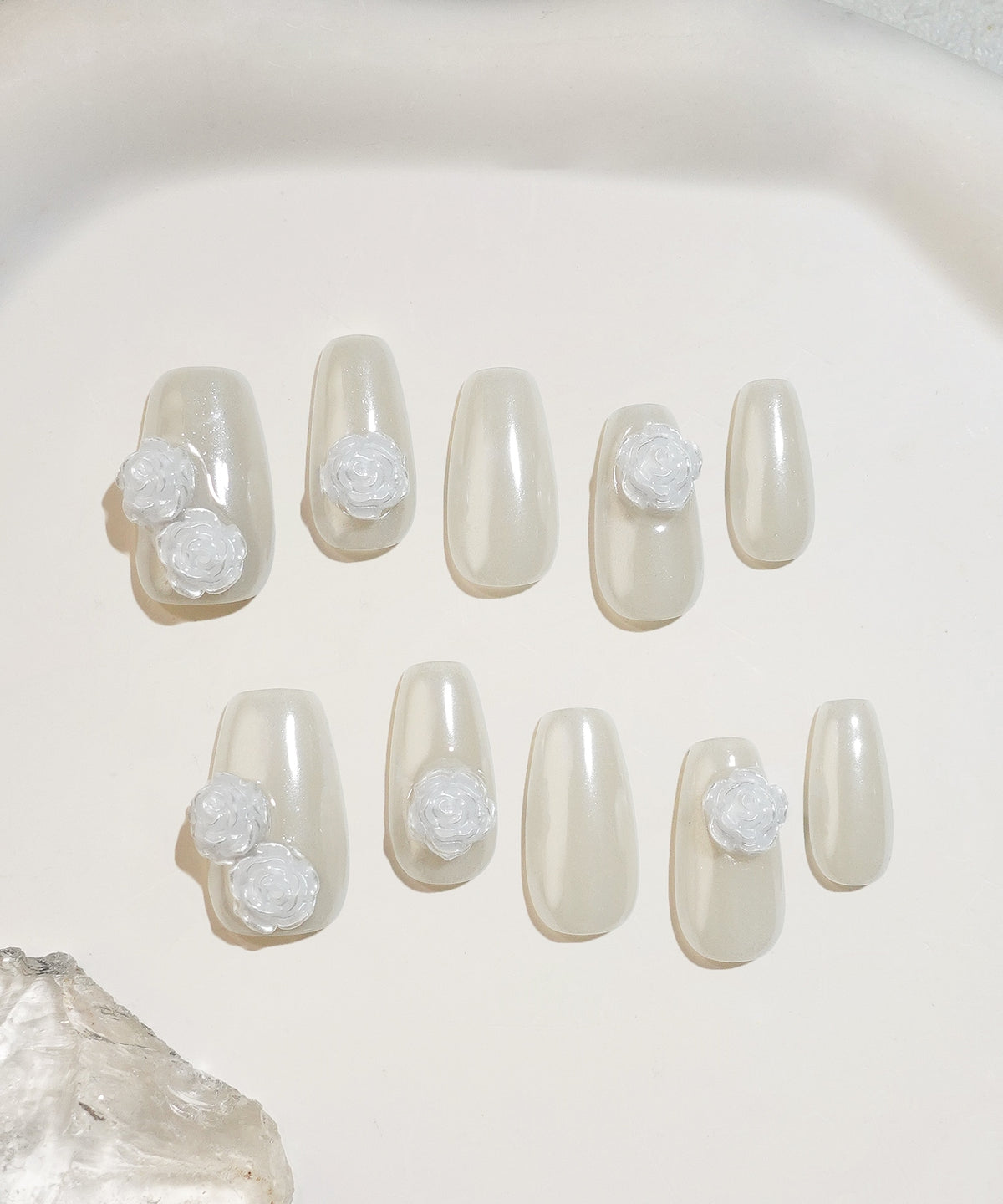 オーロラの光沢感が美しいミルキーホワイトのバレリーナネイルチップに、立体的な白いバラのパーツをあしらった10枚セット。