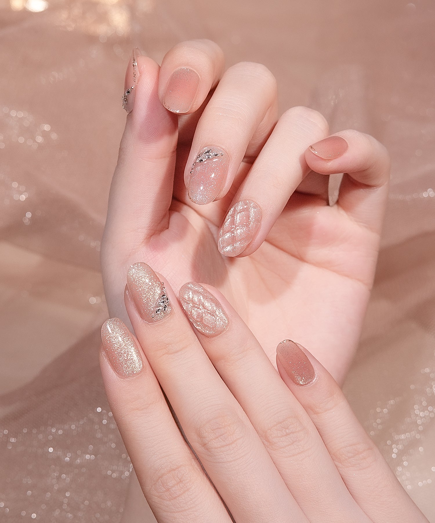 水光ネイルピンクラメマグネット3Dキルティングデザインストーンオーバルネイルチップ