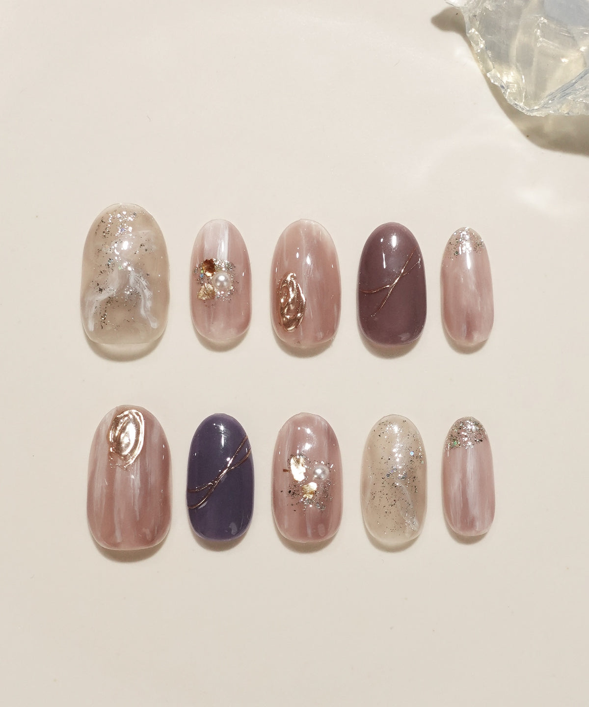 淡いパープルとくすみカラーのニュアンス柄にゴールドミラーやパールをあしらった上品なオーバルネイルチップです。