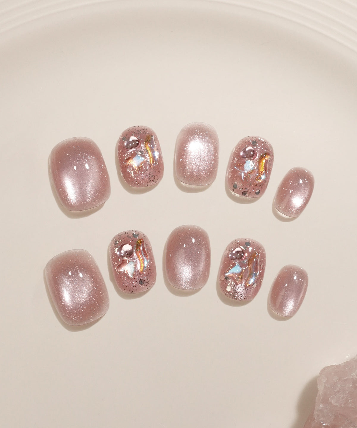繊細に輝くピンクのマグネットとオーロラシェルを施した、両手分10枚のデザインが確認できるショートラウンドネイルチップ。
