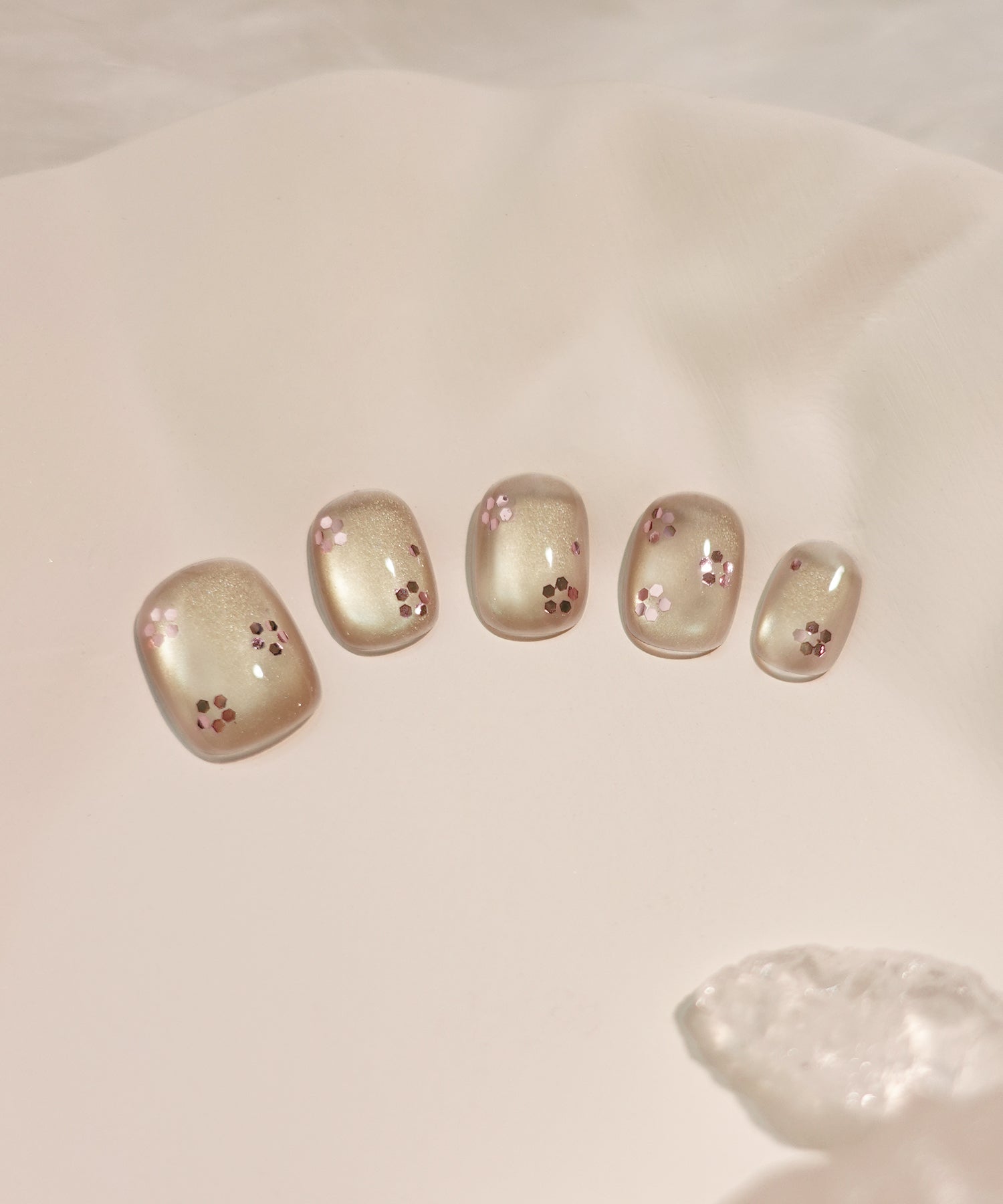 【COMING SOON】水光ネイルブラックゴールドマグネットフラワーライクアシンメトリーデザインショートラウンドネイルチップ