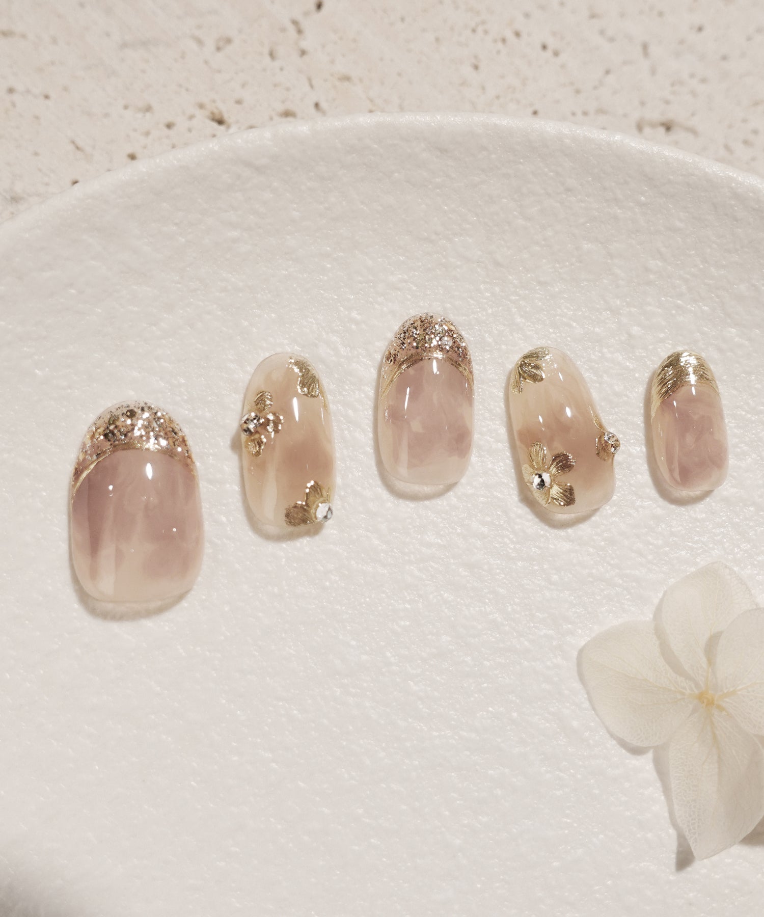 【当日発送】水光ネイルベージュニュアンスフラワーゴールドミラーストーンホログラムオーバルネイルチップ