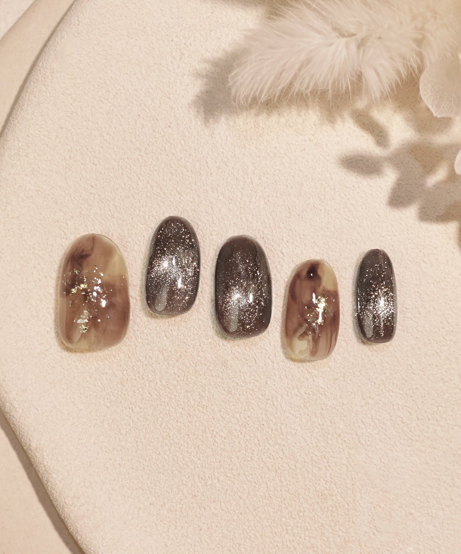 【COMING SOON】水光ネイルブラウンニュアンスマグネットゴールドホイルオーバルネイルチップ