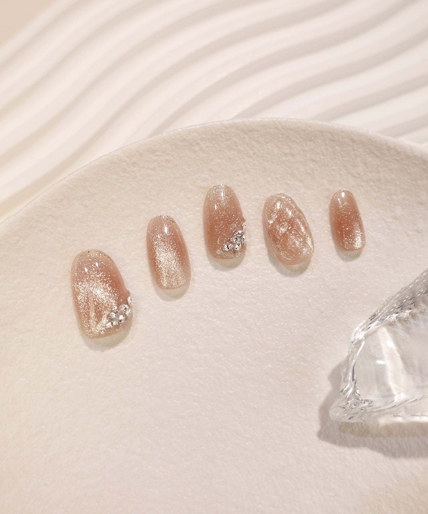 水光ネイルピンクラメマグネット3Dキルティングデザインストーンオーバルネイルチップ