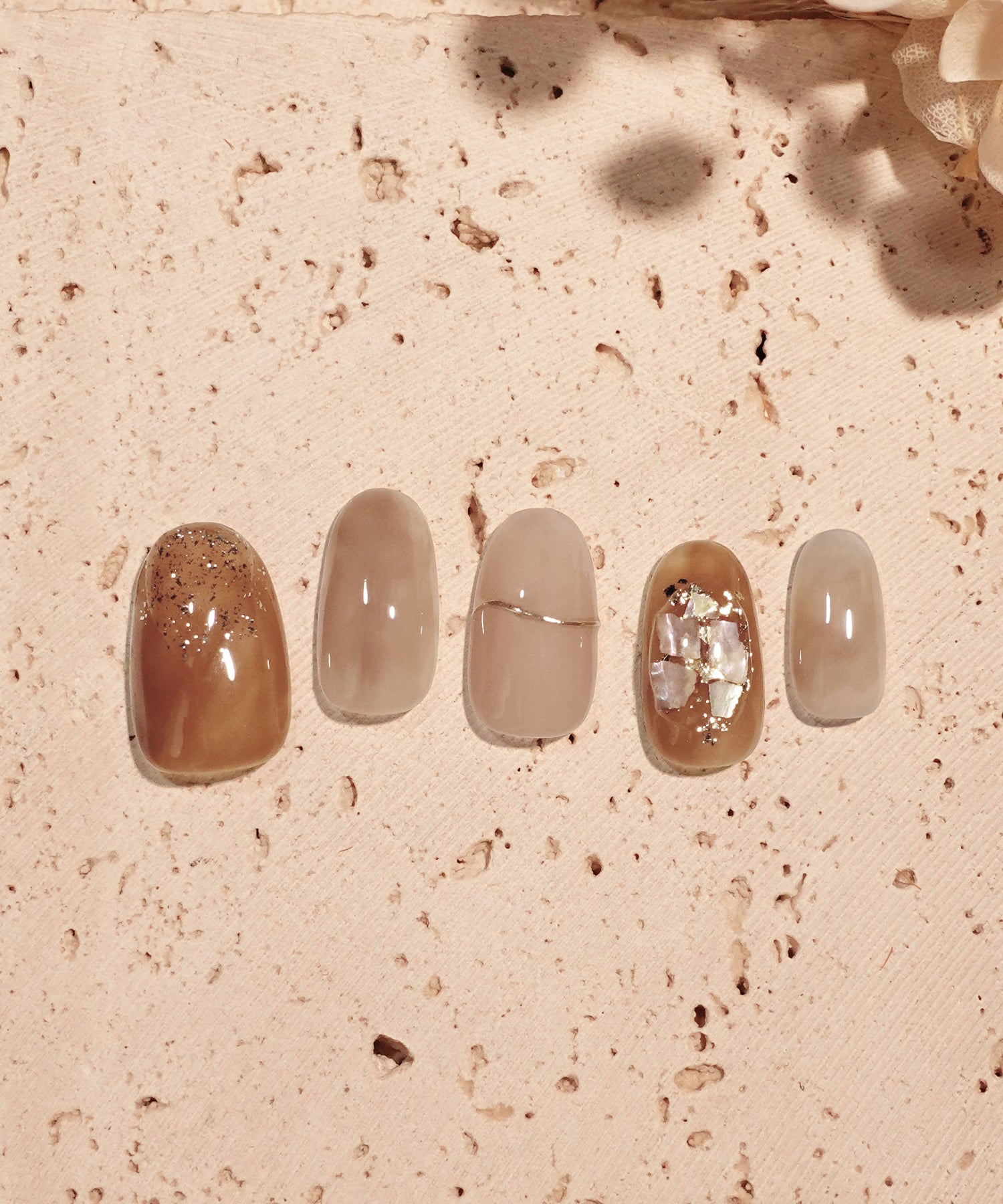 水光ネイルブラウンニュアンスゴールドミラーラインシェルホイルオーバルネイルチップ