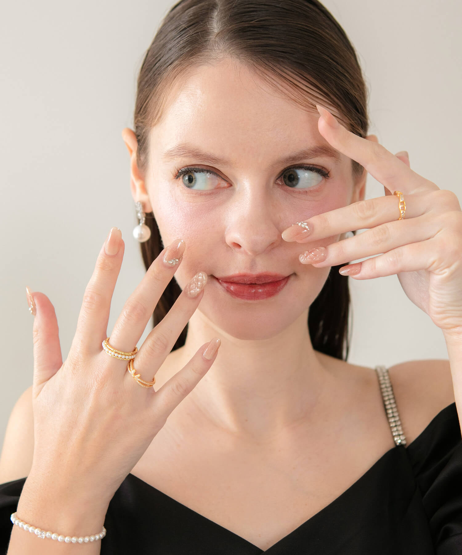 水光ネイルピンクラメマグネット3Dキルティングデザインストーンオーバルネイルチップ