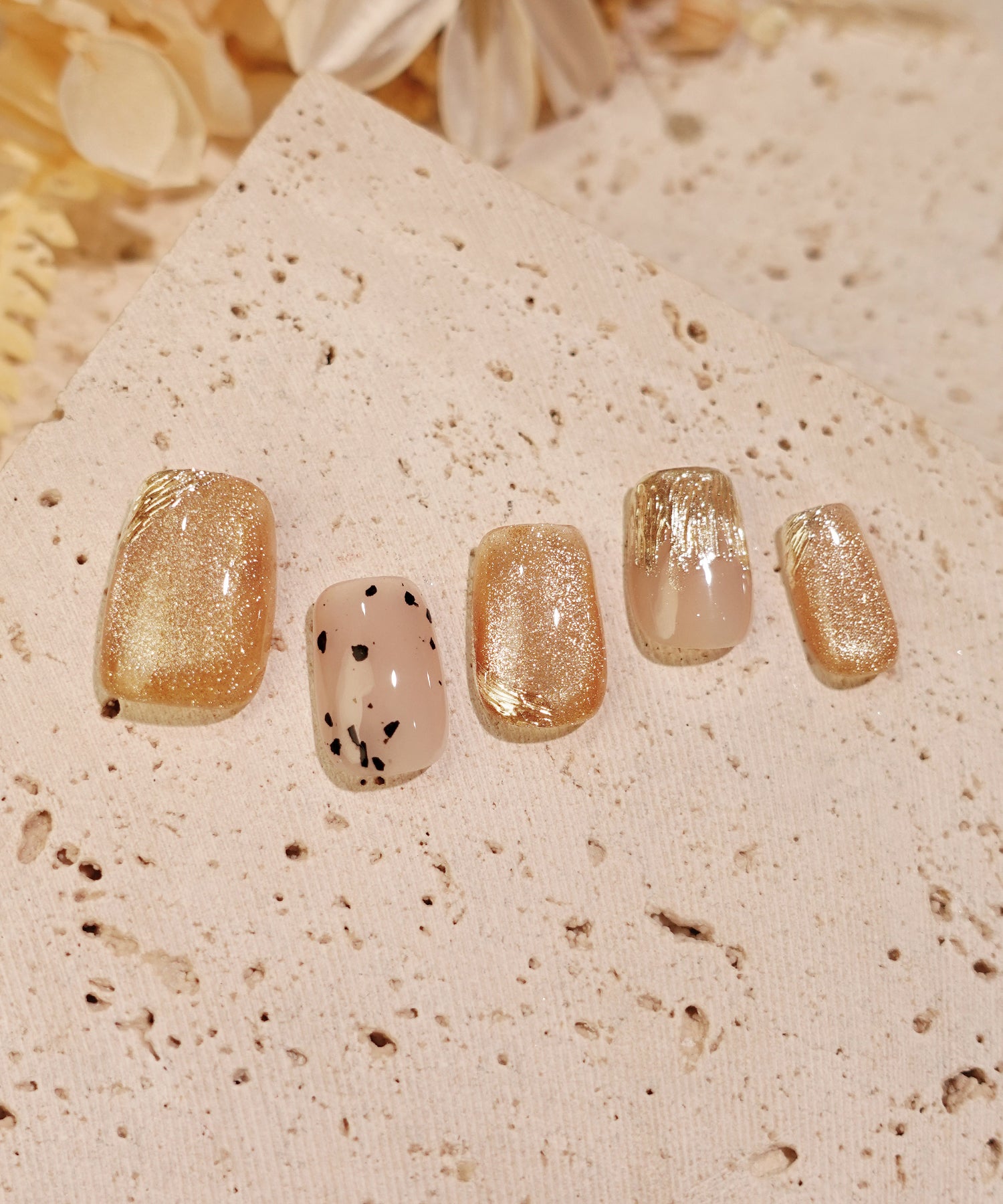 水光ネイルイエローマグネットゴールドミラーフレークニュアンスショートスクエアネイルチップ