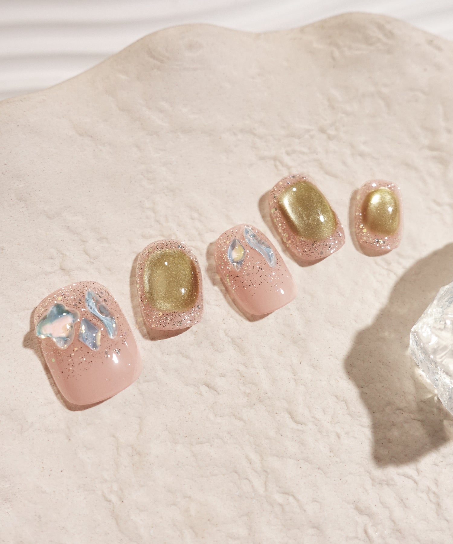 【COMING SOON】水光ネイルピンクベースアンバーマグネットオーロラストーンショートスクエアネイルチップ
