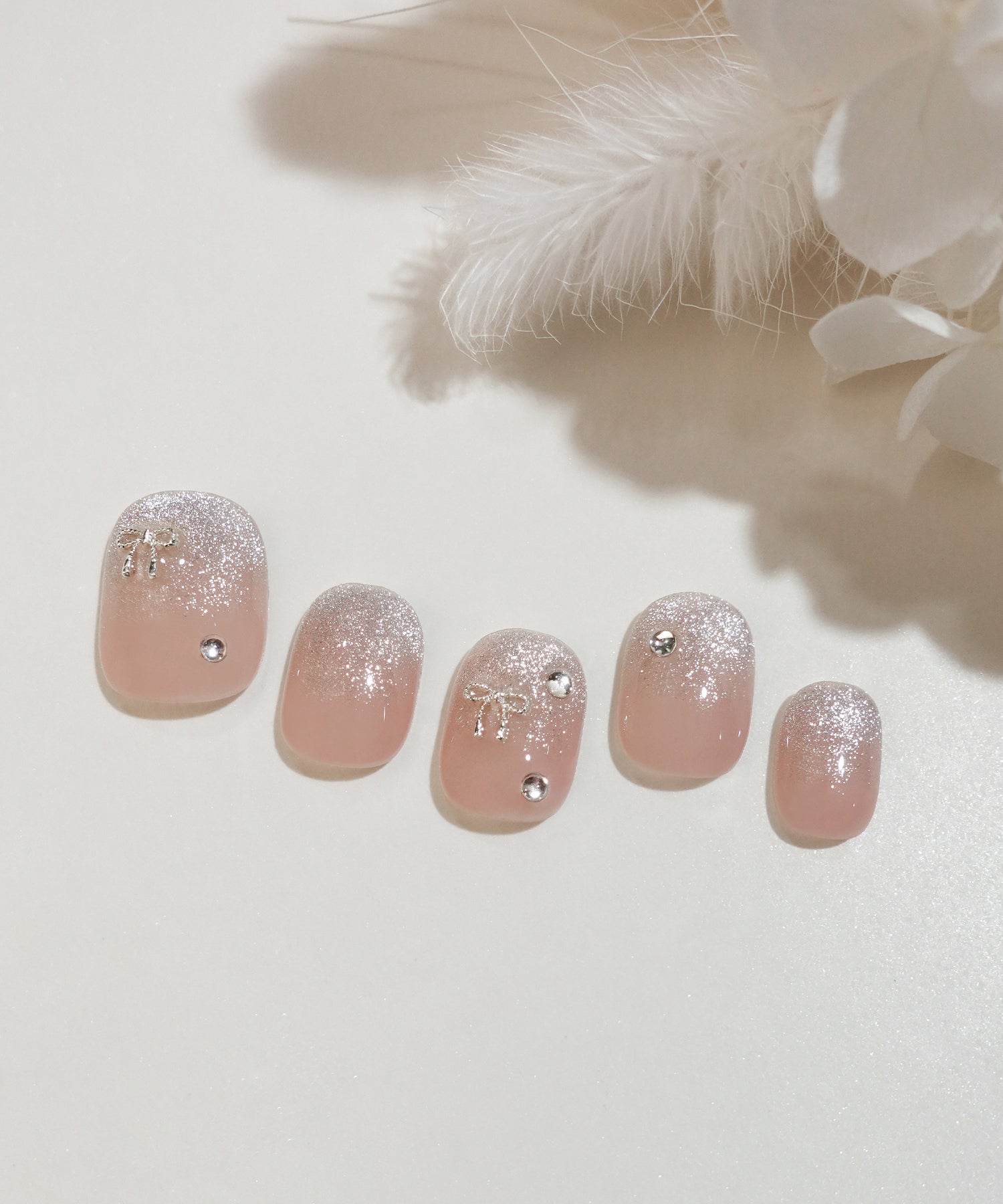 【当日発送】水光ネイルピンクベースシルバーラメグラデーションリボンパーツショートラウンドネイルチップ