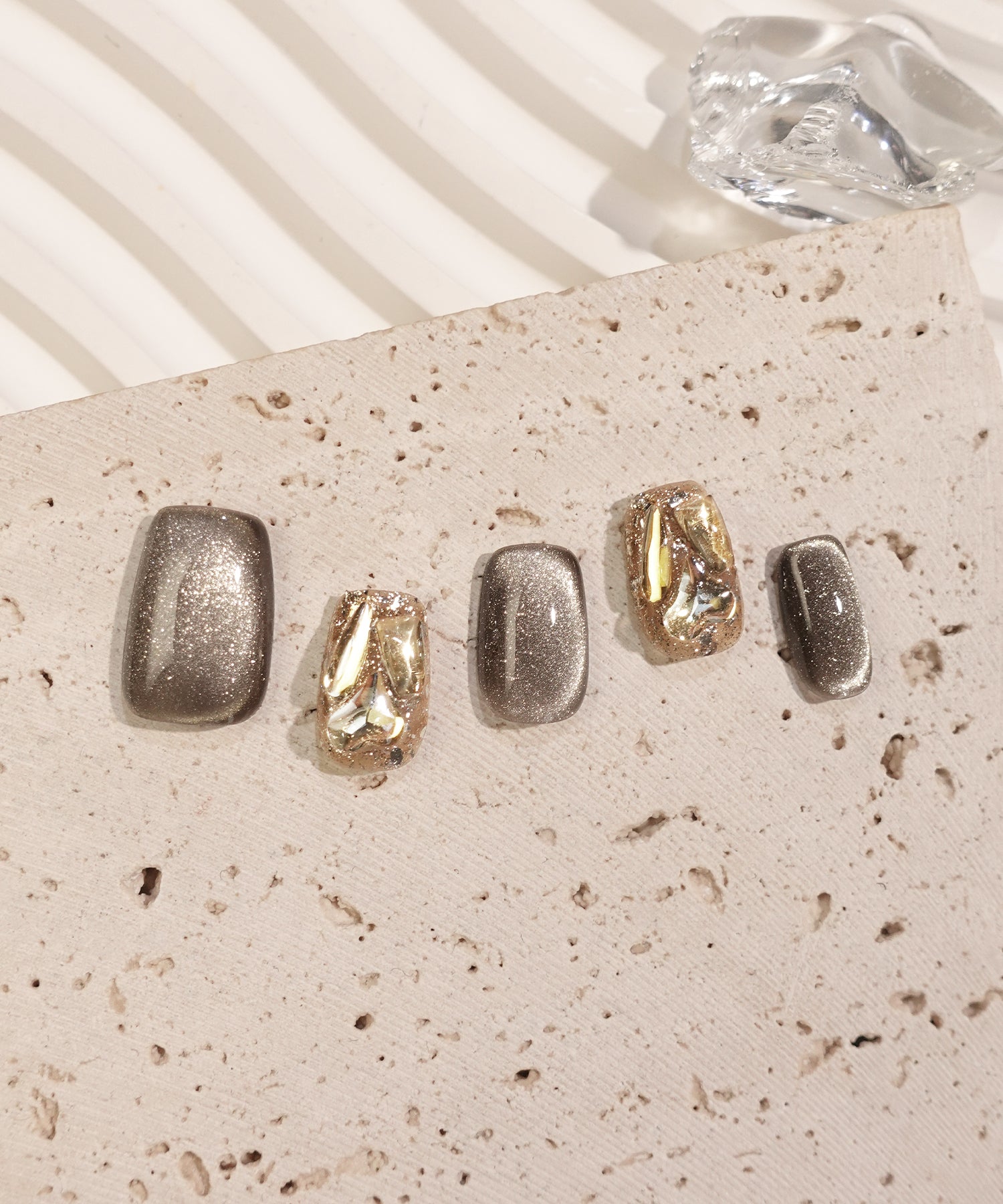 【当日発送】水光ネイルダークブラウンマグネットゴールドストーンショートスクエアネイルチップ