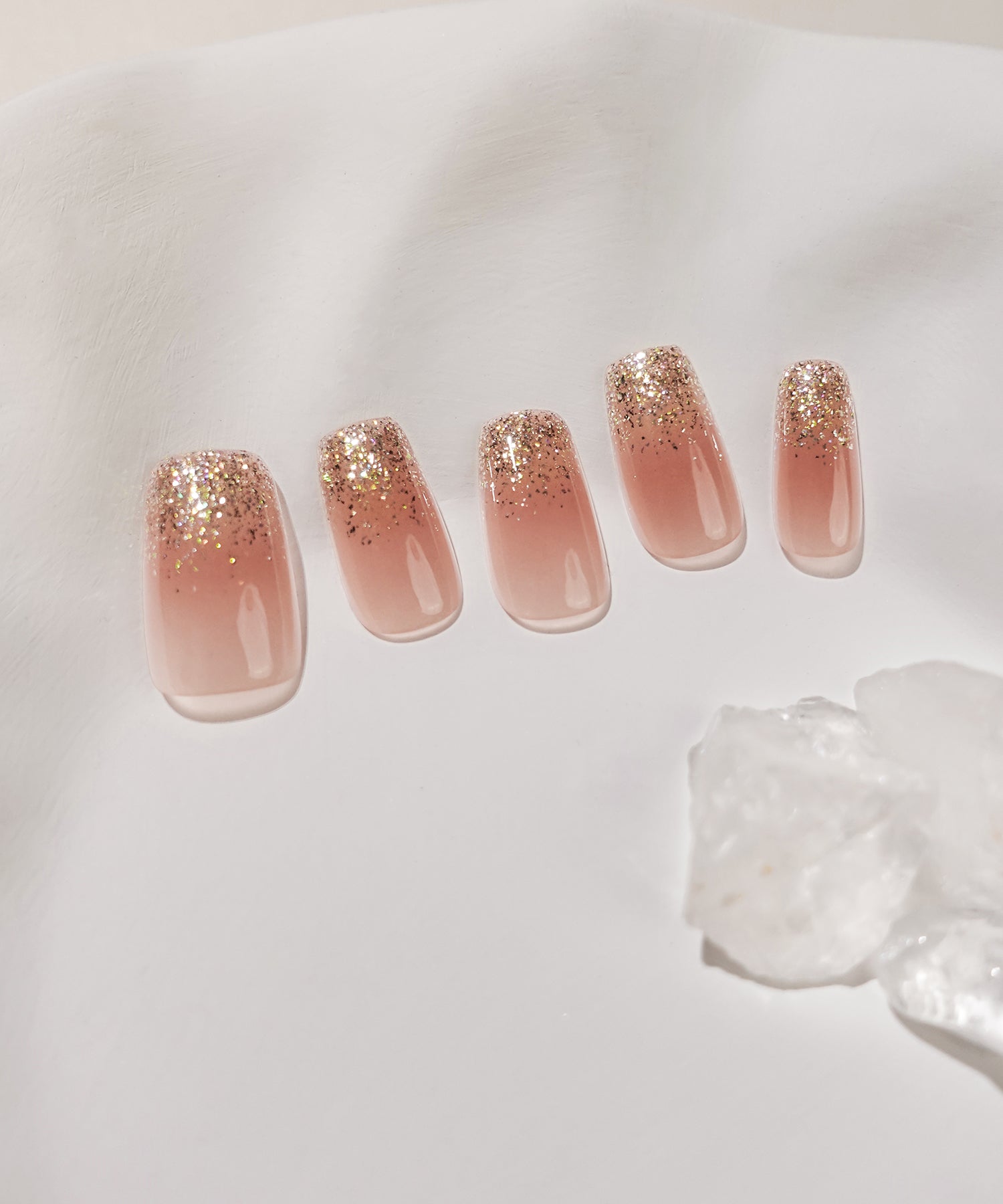 【当日発送】水光ネイルピンクグラデーションゴールドラメシンプルスクエアネイルチップ