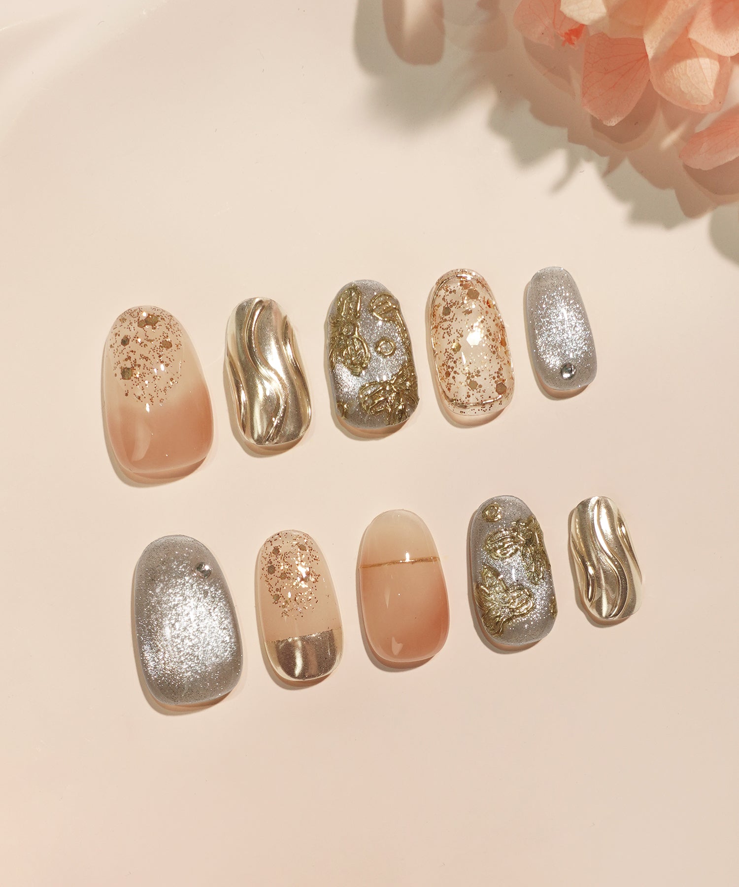 【COMING SOON】水光ネイルグレーマグネットゴールドフラワーニュアンスデザインオーバルネイルチップ