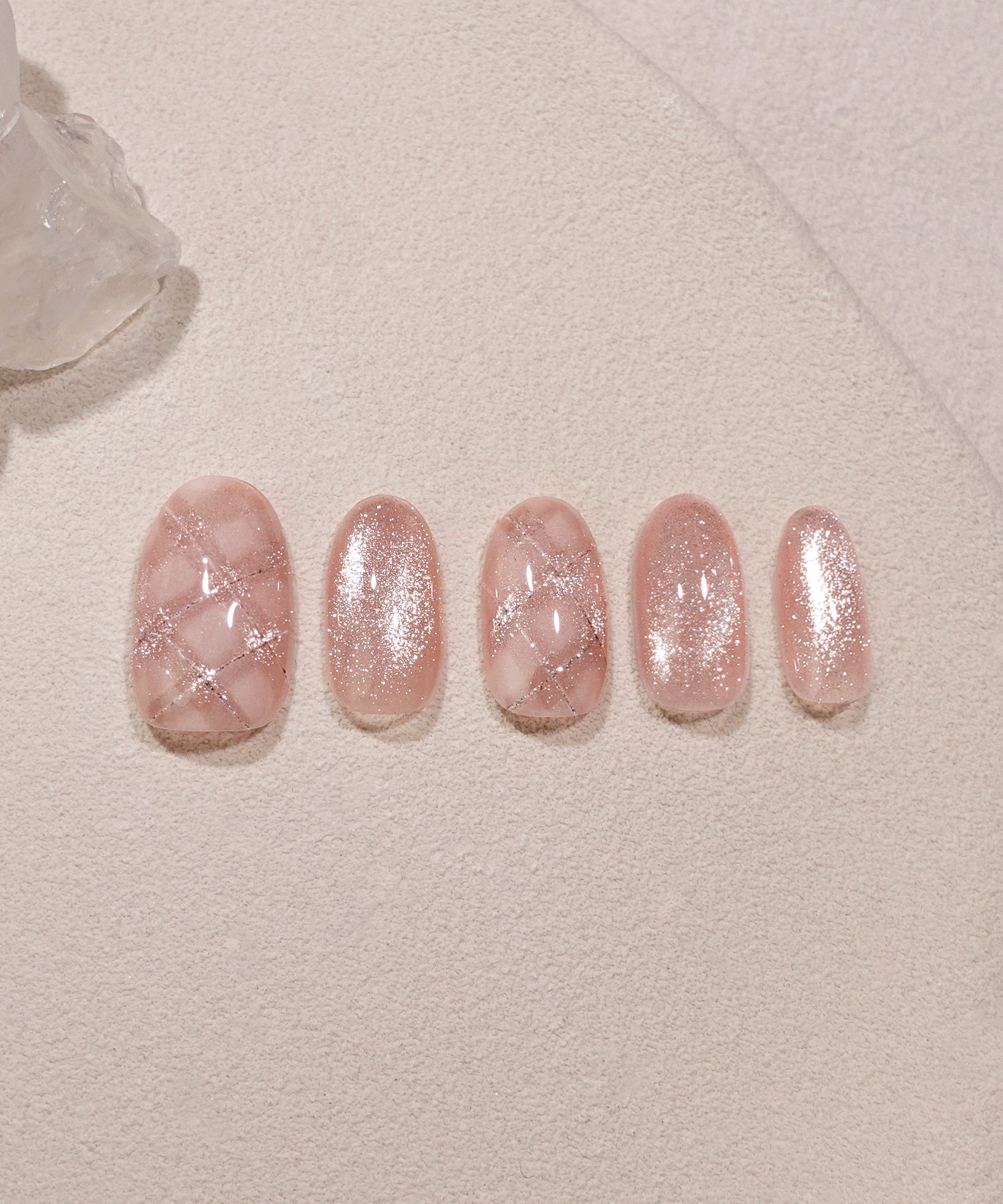 水光ネイルピンクマグネットチェックアートシルバーラメオーバルネイルチップ