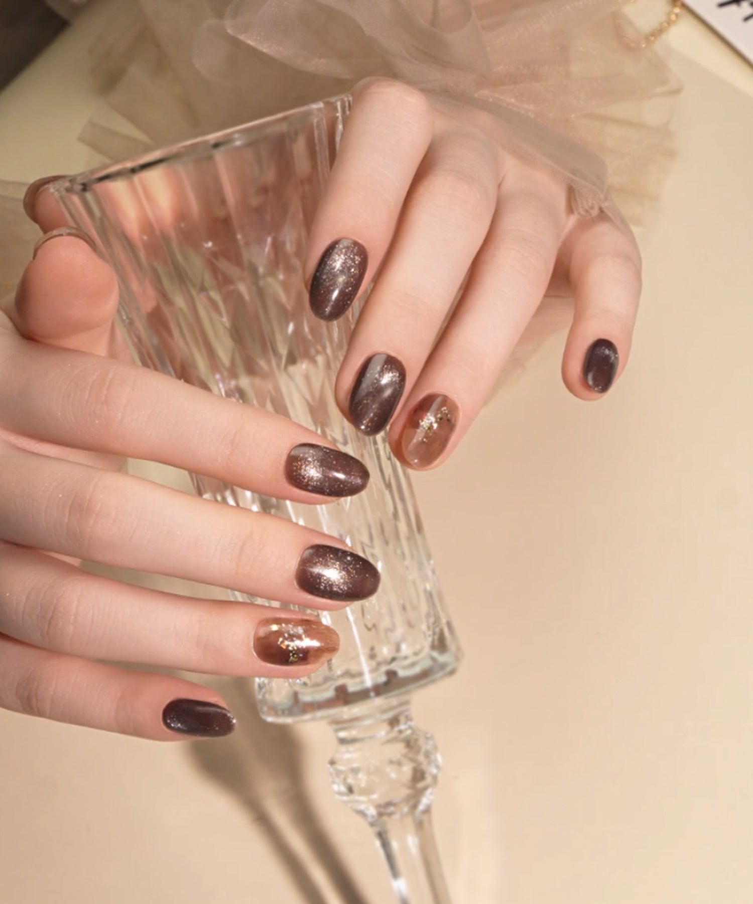 【予約販売】水光ネイルブラウンニュアンスマグネットゴールドホイルオーバルネイルチップ