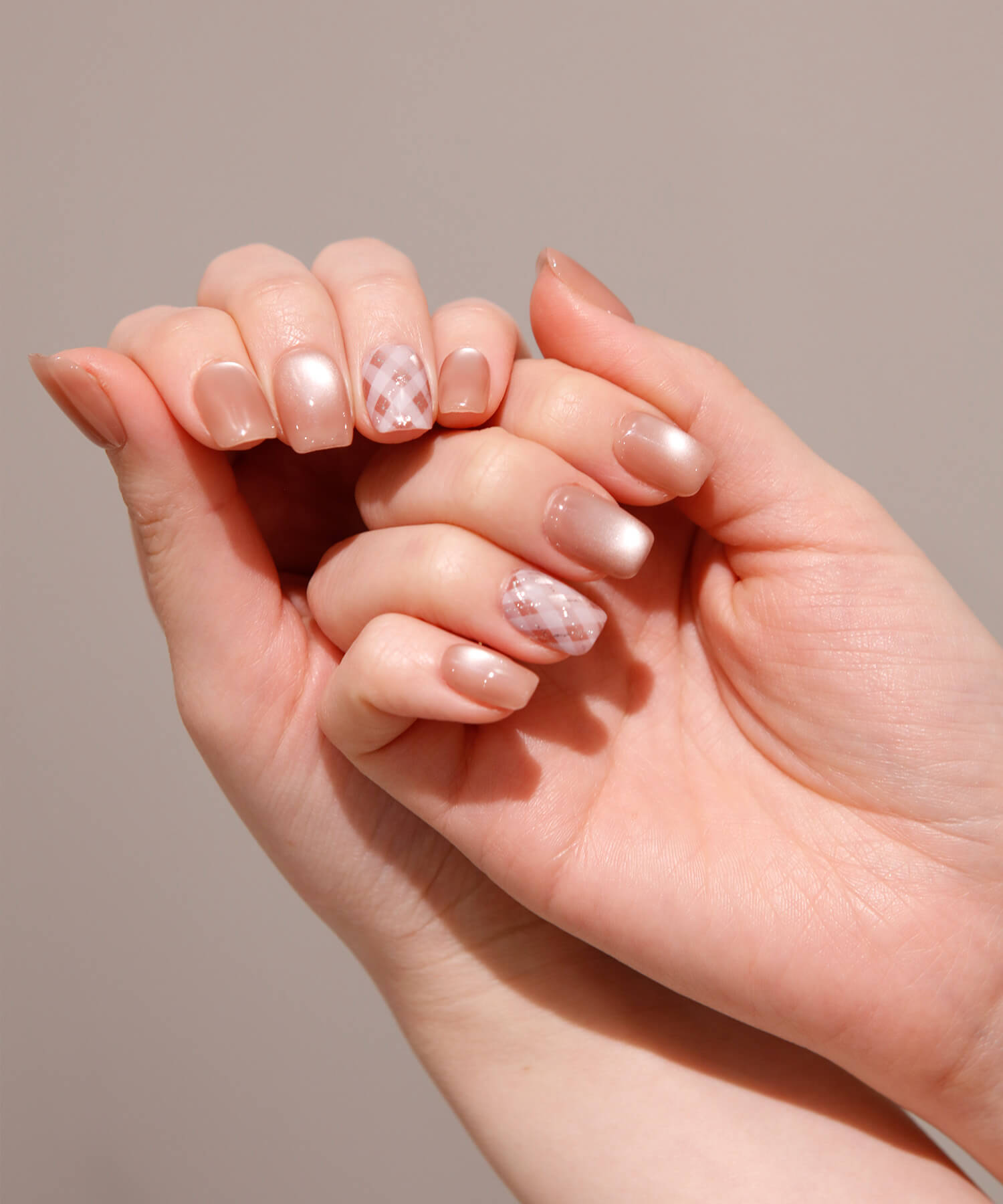 【SOLD OUT】水光ネイルピンクマグネットチェックシルバーラメラインシンプルショートスクエアネイルチップ