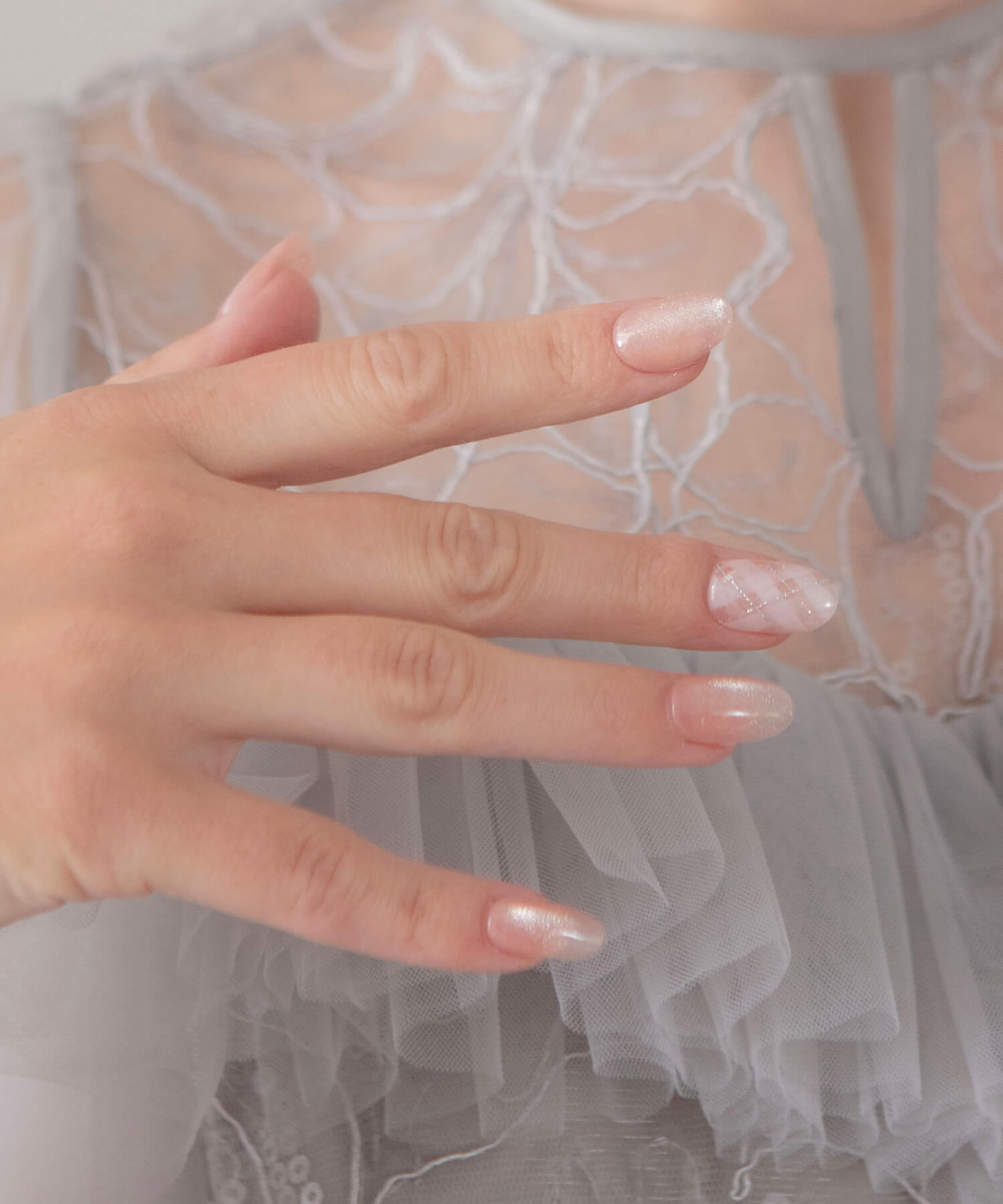 【予約販売】水光ネイルピンクマグネットチェックアートシルバーラメオーバルネイルチップ