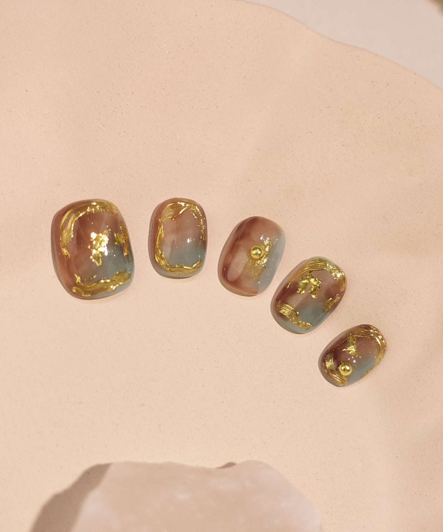【予約販売】水光ネイルブラウンブルーニュアンスゴールドミラーアートショートスクエアネイルチップ
