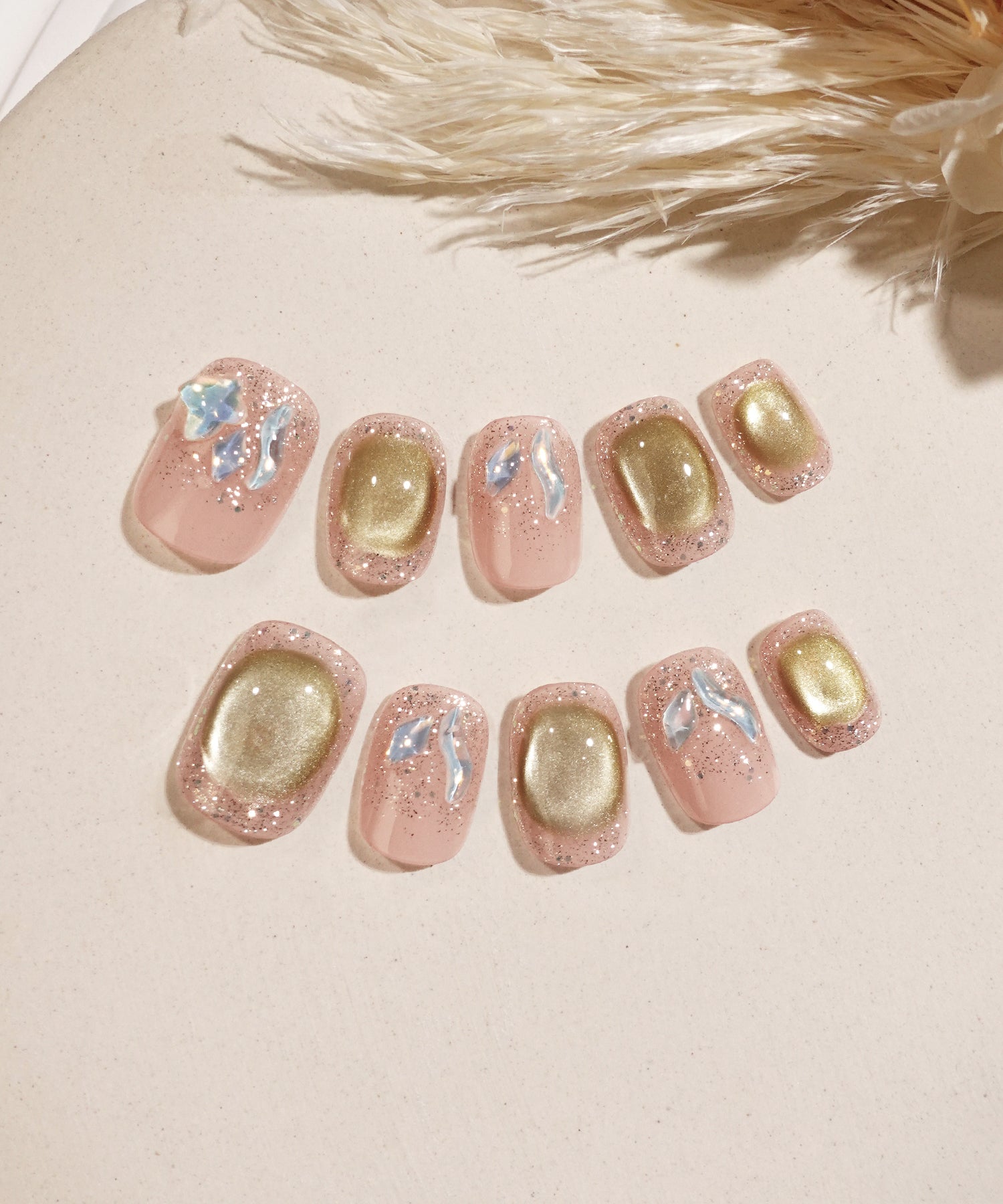 【COMING SOON】水光ネイルピンクベースアンバーマグネットオーロラストーンショートスクエアネイルチップ
