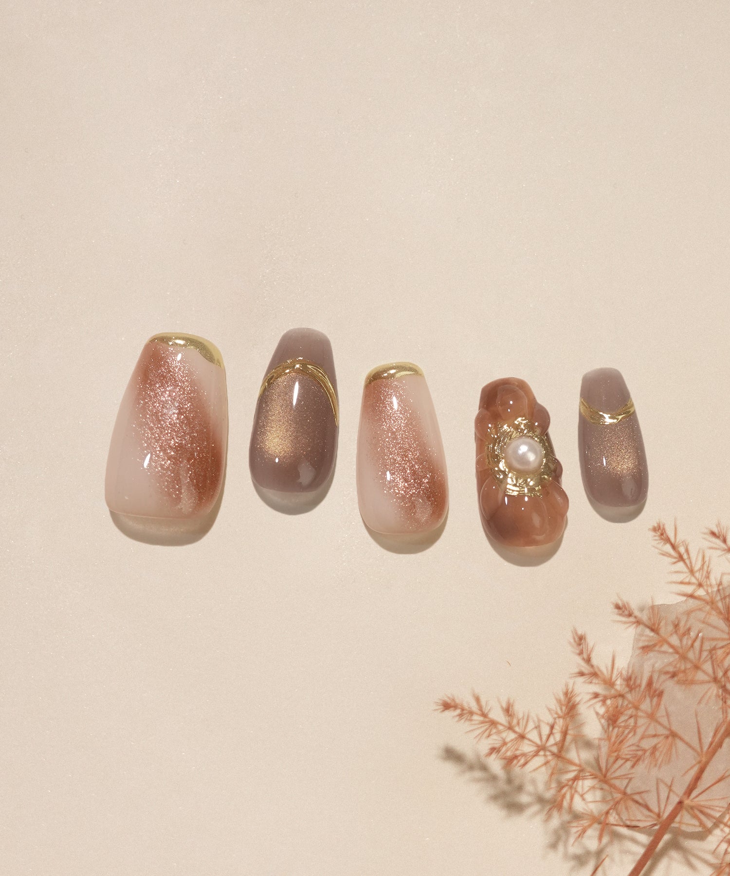 【一部当日発送】水光ネイルブラウンニュアンスゴールドミラーラインパールフラワーモチーフバレリーナネイルチップ