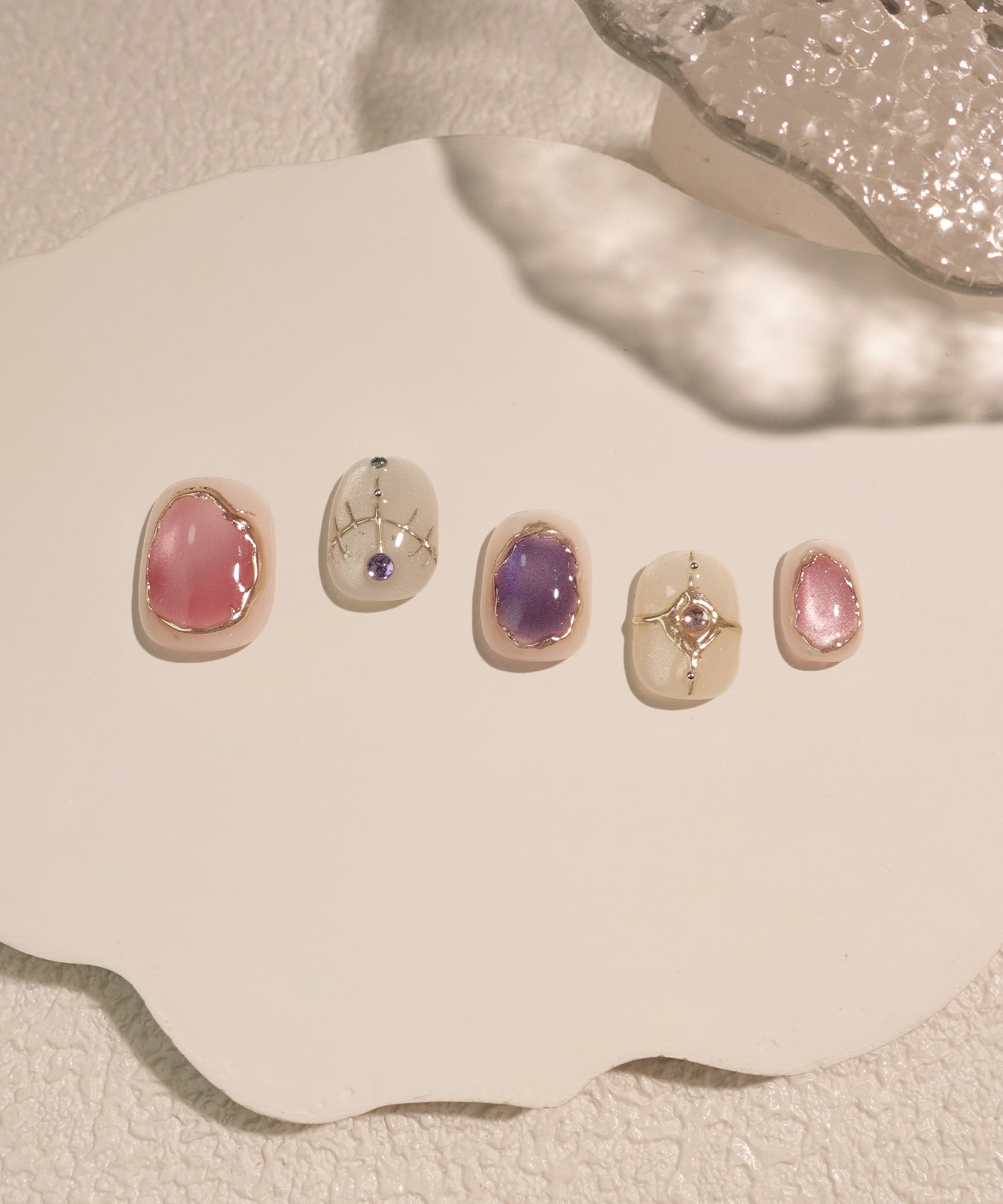 【当日発送】水光ネイルホワイトベースエスニックデザインニュアンスショートラウンドネイルチップ