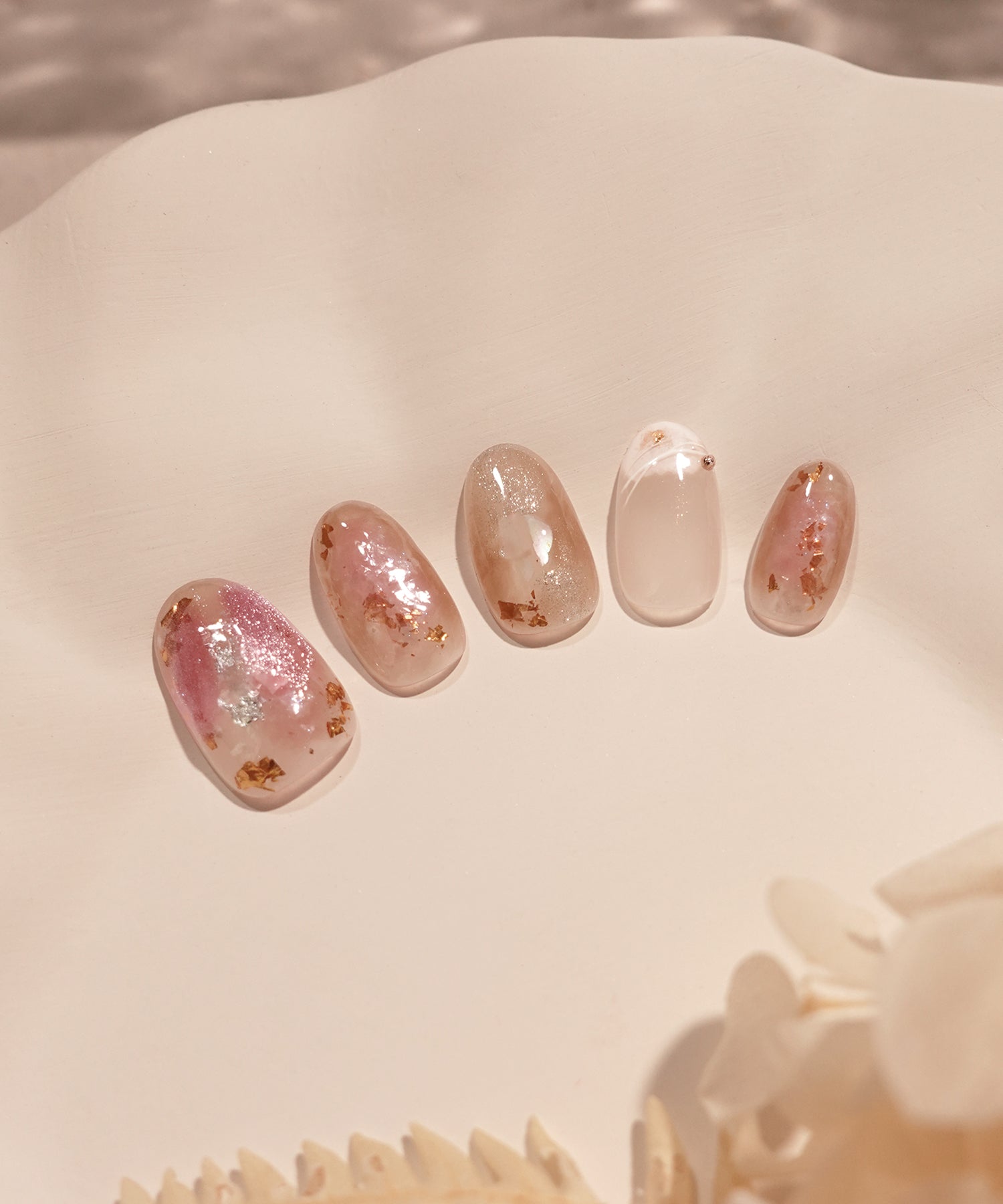 【予約販売】水光ネイルパープルブラウンニュアンスホイルストーンラメオーバルネイルチップ