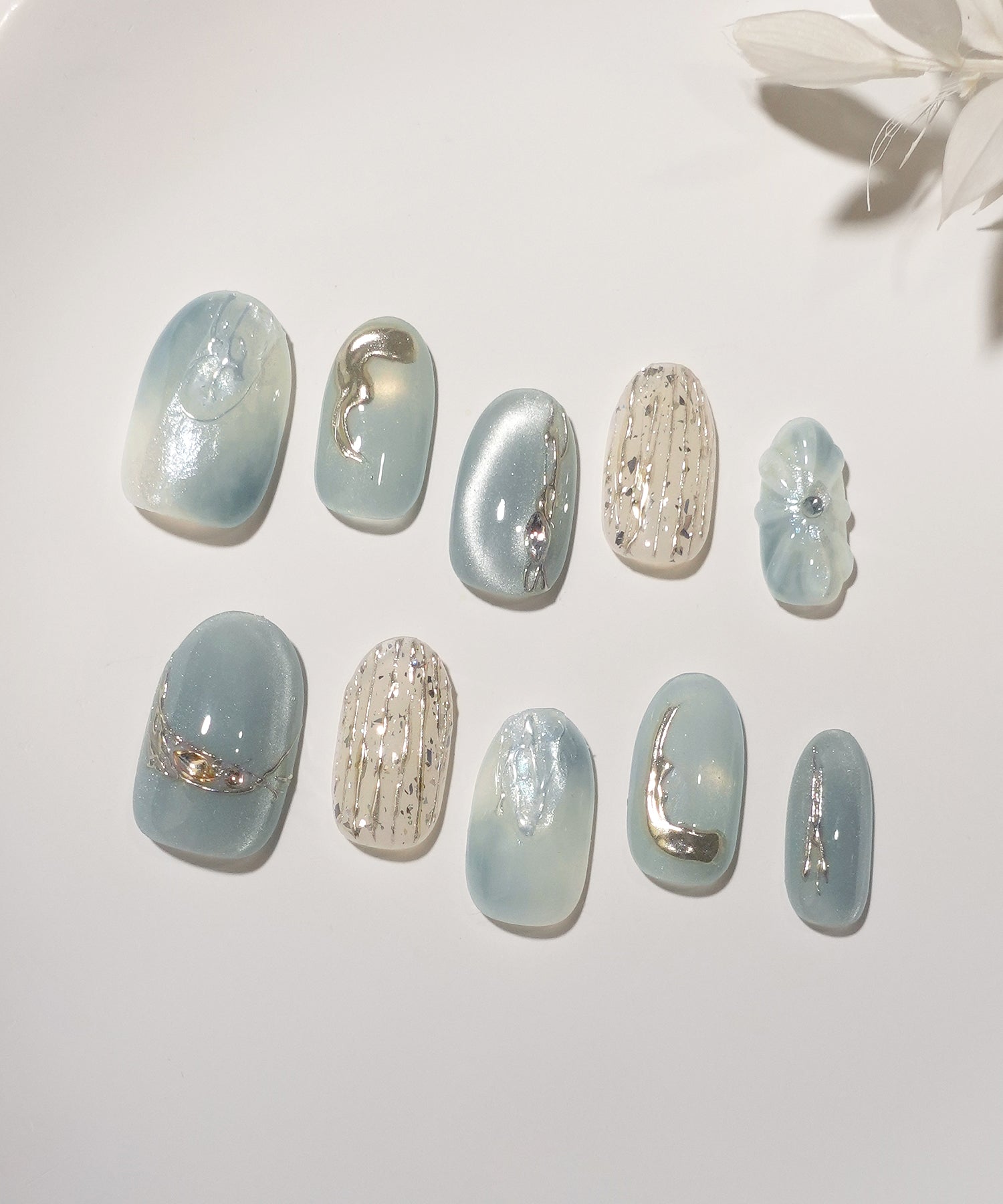 【予約販売】水光ネイルブルーホワイトニュアンスゴールドミラーアートオーバルネイルチップ