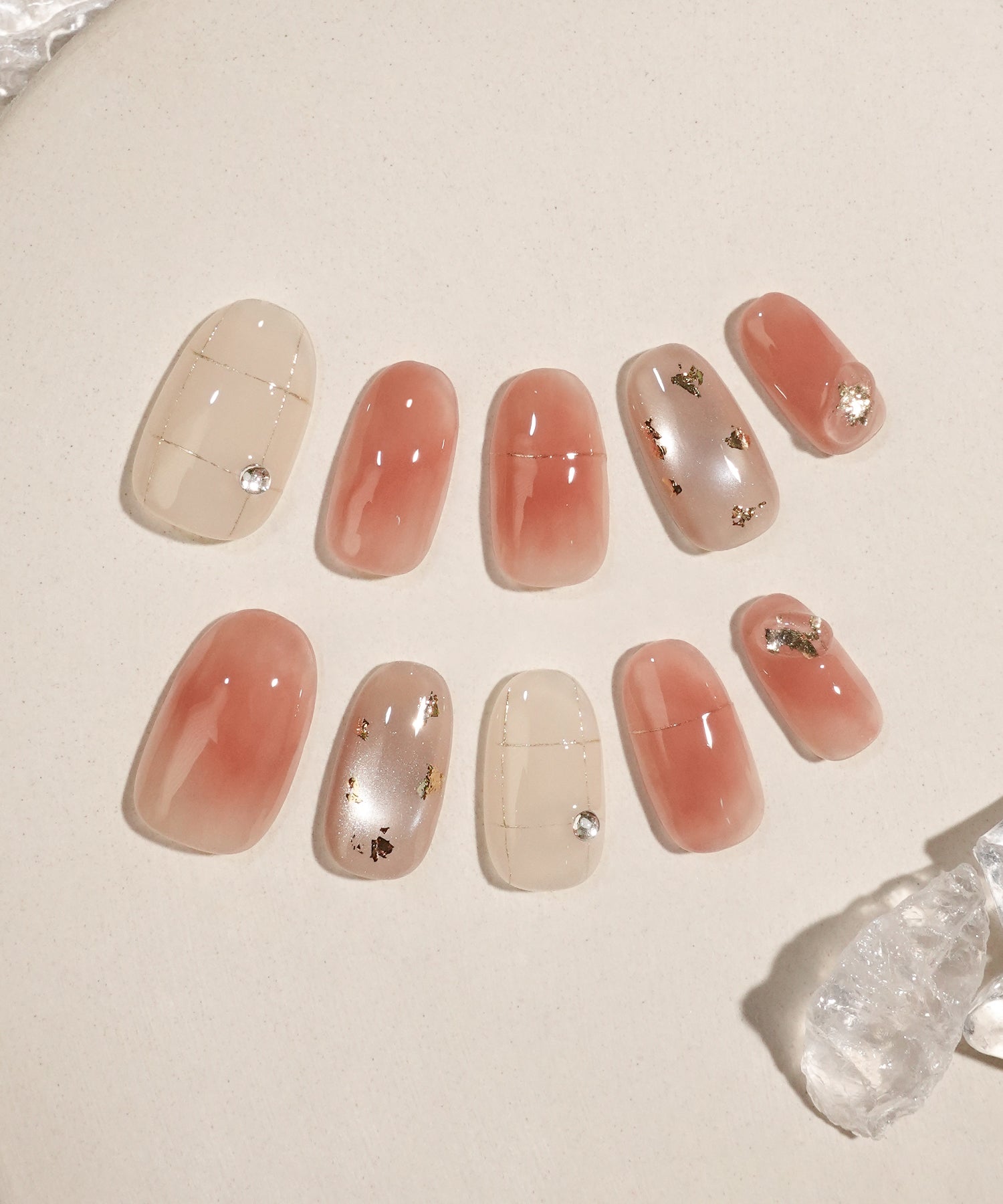 【COMING SOON】水光ネイルコーラルピンクニュアンスゴールドミラーチェックストーンホイルオーバルネイルチップ