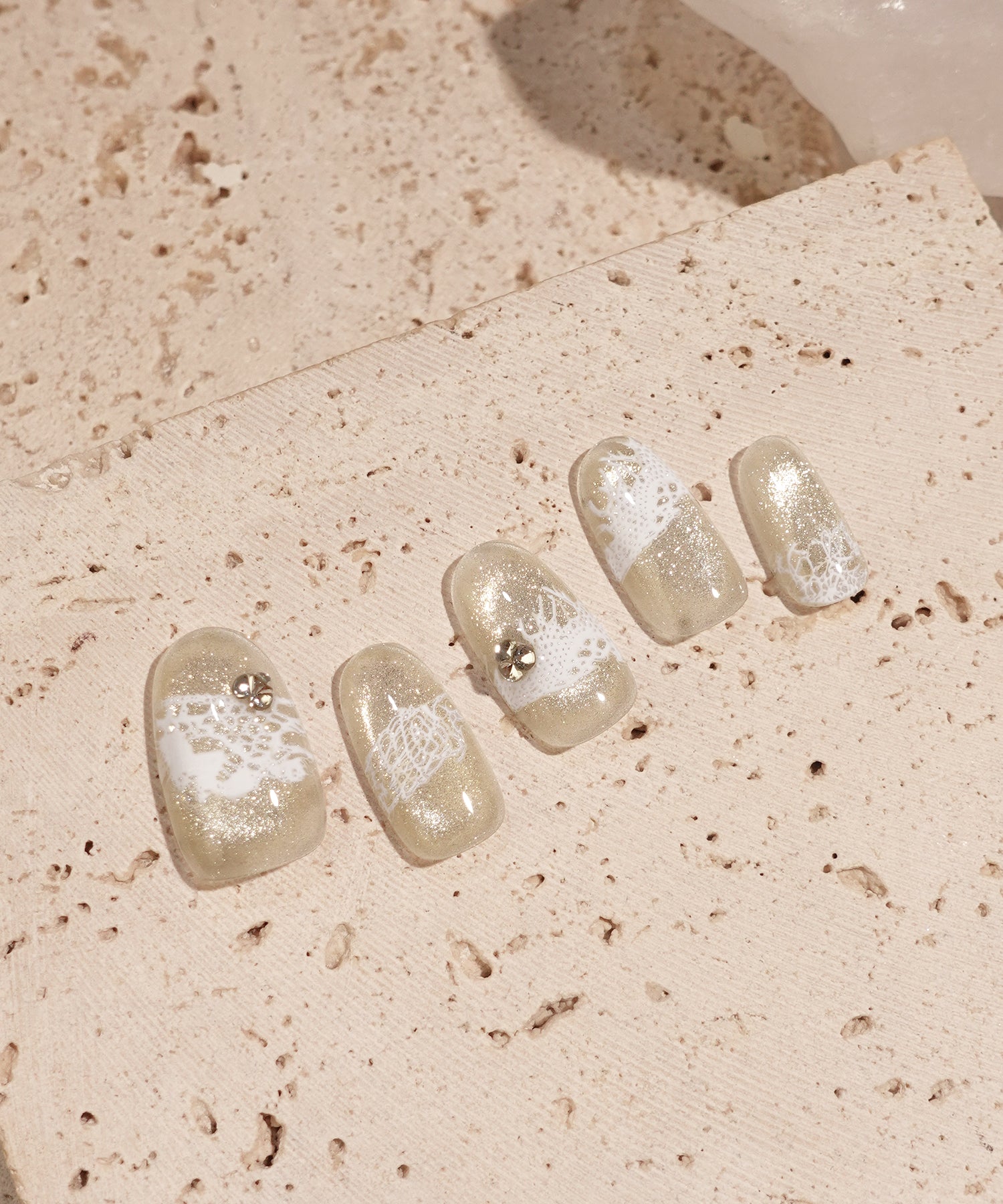 【当日発送】水光ネイルシャンパンゴールドマグネットホワイトレースストーンオーバルネイルチップ