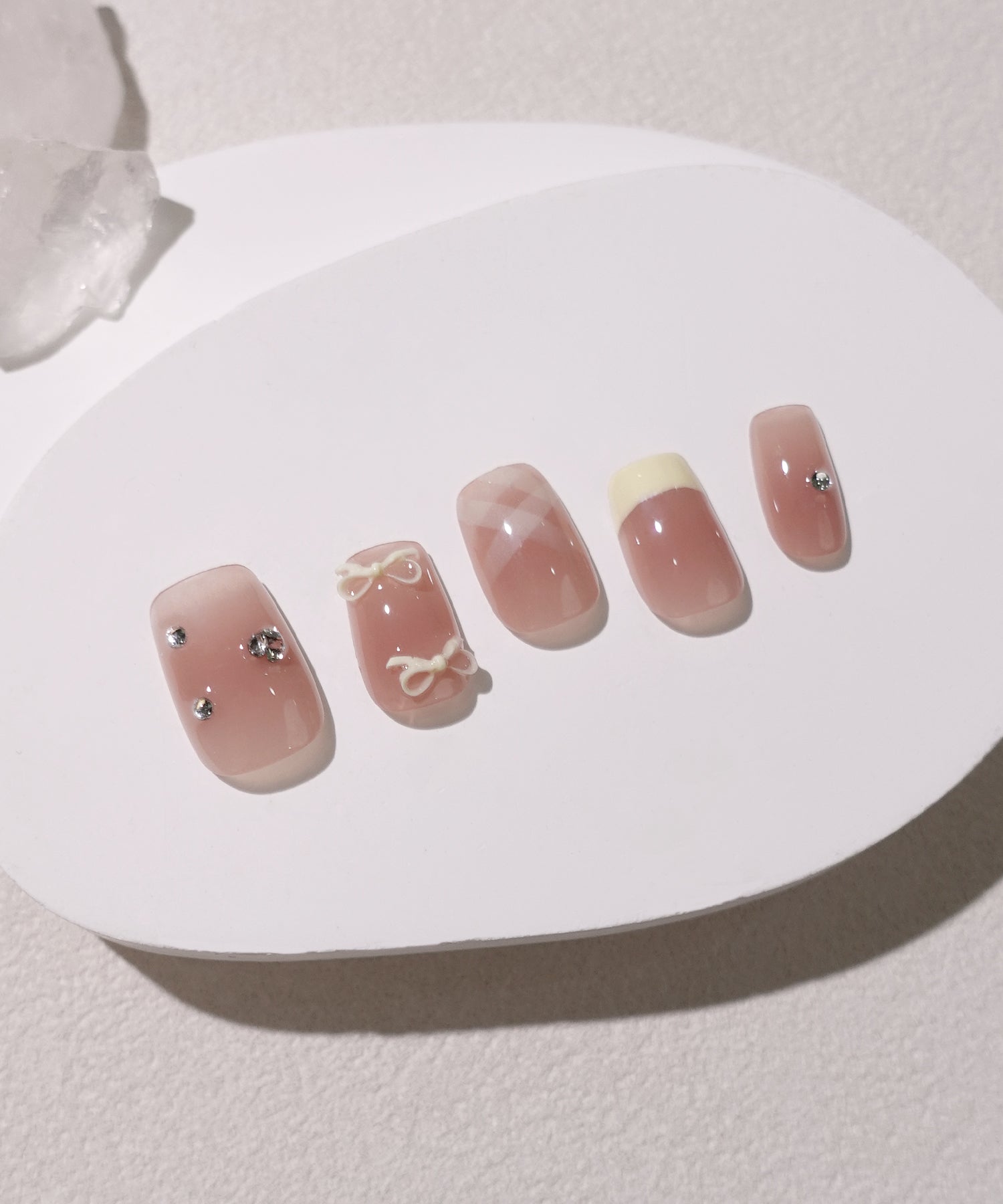 【一部当日発送】3D水光ネイルピンクベースイエローフレンチリボンストーンショートスクエアネイルチップ